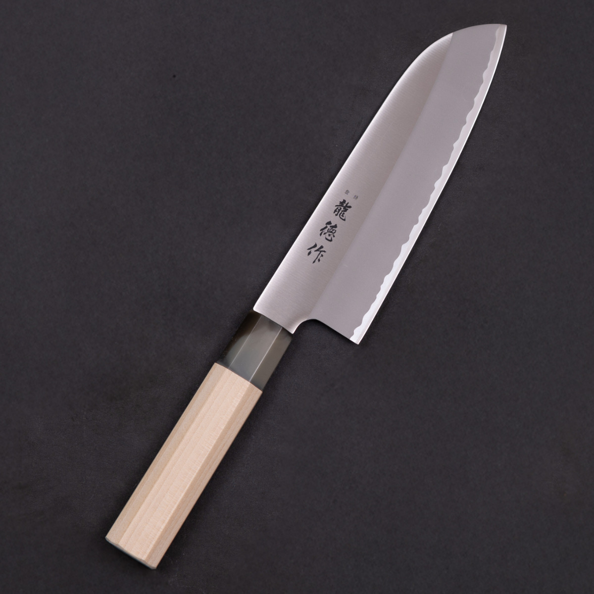 三徳包丁 16.5cm 龍徳作 八角柄 和包丁 日本製 ( 料理包丁 万能包丁 キッチンナイフ 文化包丁 165mm 165ミリ ステンレス 両刃 職人 燕三条 木柄 錆びにくい 切れ味抜群 調理小物 調理道具 キッチングッズ キッチンツール )