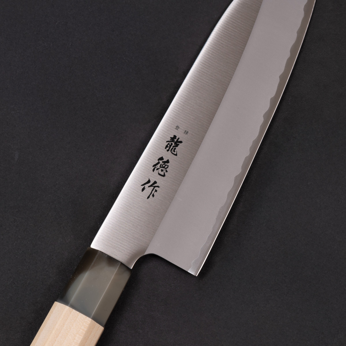 三徳包丁 16.5cm 龍徳作 八角柄 和包丁 日本製 ( 料理包丁 万能包丁 キッチンナイフ 文化包丁 165mm 165ミリ ステンレス 両刃 職人 燕三条 木柄 錆びにくい 切れ味抜群 調理小物 調理道具 キッチングッズ キッチンツール )