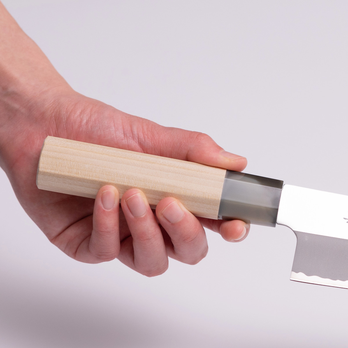 三徳包丁 16.5cm 龍徳作 八角柄 和包丁 日本製 ( 料理包丁 万能包丁 キッチンナイフ 文化包丁 165mm 165ミリ ステンレス 両刃 職人 燕三条 木柄 錆びにくい 切れ味抜群 調理小物 調理道具 キッチングッズ キッチンツール )