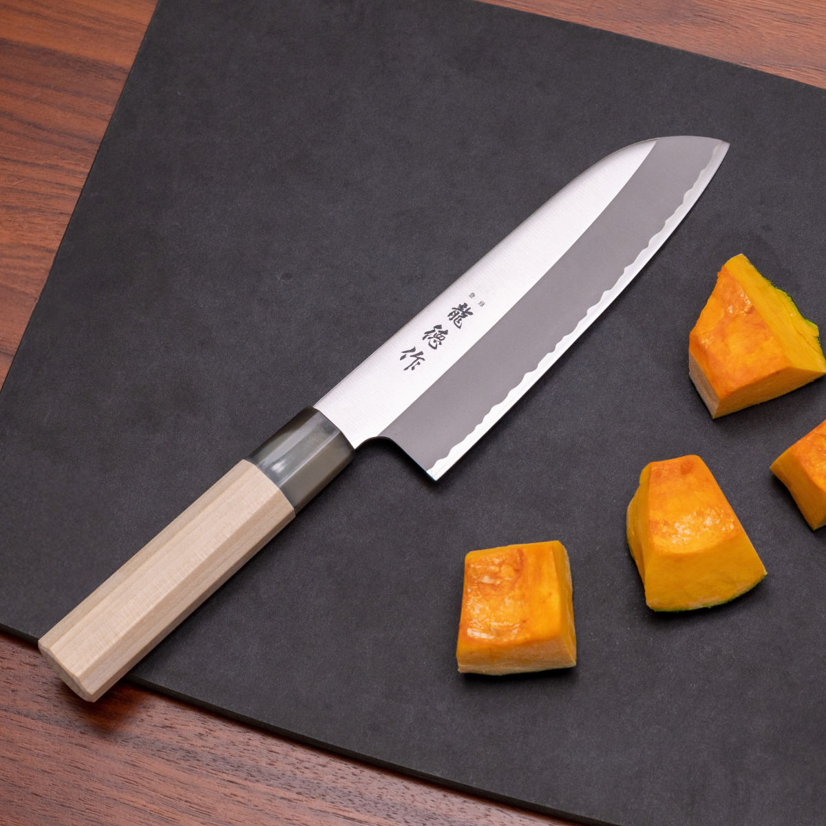 三徳包丁 16.5cm 龍徳作 八角柄 和包丁 日本製 ( 料理包丁 万能包丁 キッチンナイフ 文化包丁 165mm 165ミリ ステンレス 両刃 職人 燕三条 木柄 錆びにくい 切れ味抜群 調理小物 調理道具 キッチングッズ キッチンツール )