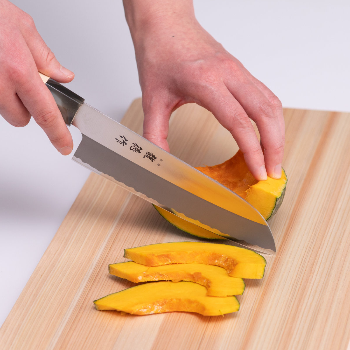 三徳包丁 16.5cm 龍徳作 八角柄 和包丁 日本製 ( 料理包丁 万能包丁 キッチンナイフ 文化包丁 165mm 165ミリ ステンレス 両刃 職人 燕三条 木柄 錆びにくい 切れ味抜群 調理小物 調理道具 キッチングッズ キッチンツール )