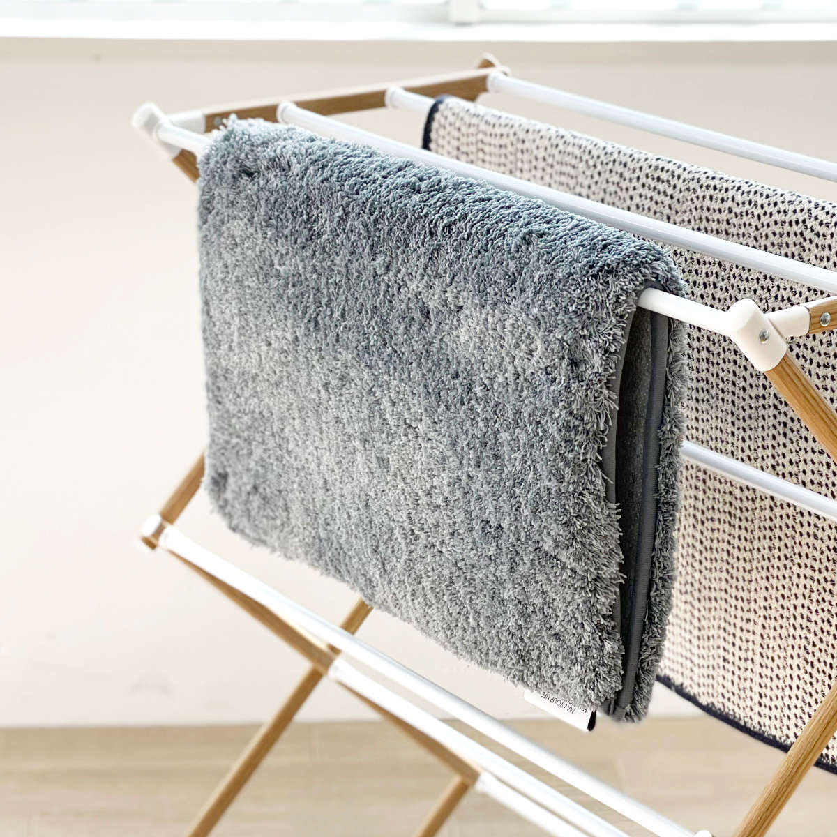 バスマット AIRY DROP 45×60cm ( お風呂マット 足拭きマット 速乾 洗濯OK お風呂 マット 浴室マット 脱衣所 洗濯可 無地 バスグッズ おしゃれ ) 【ピンク】 ピンク