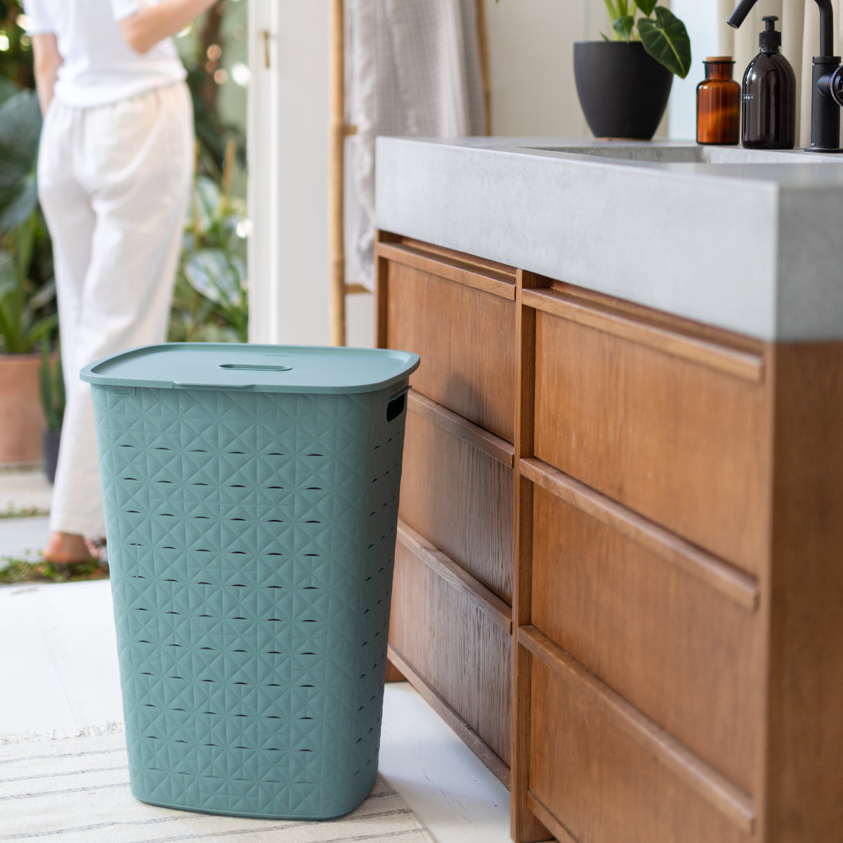 ランドリーバスケット CURVER ソフテックス フタ付き 56L ( カーバー Softex バスケット ランドリー 持ち手付 樹脂 洗濯 脱衣かご 洗濯かご 蓋付き 収納 おもちゃ 水回り 脱衣所 キルティング風 ) 【ブルー】 ブルー