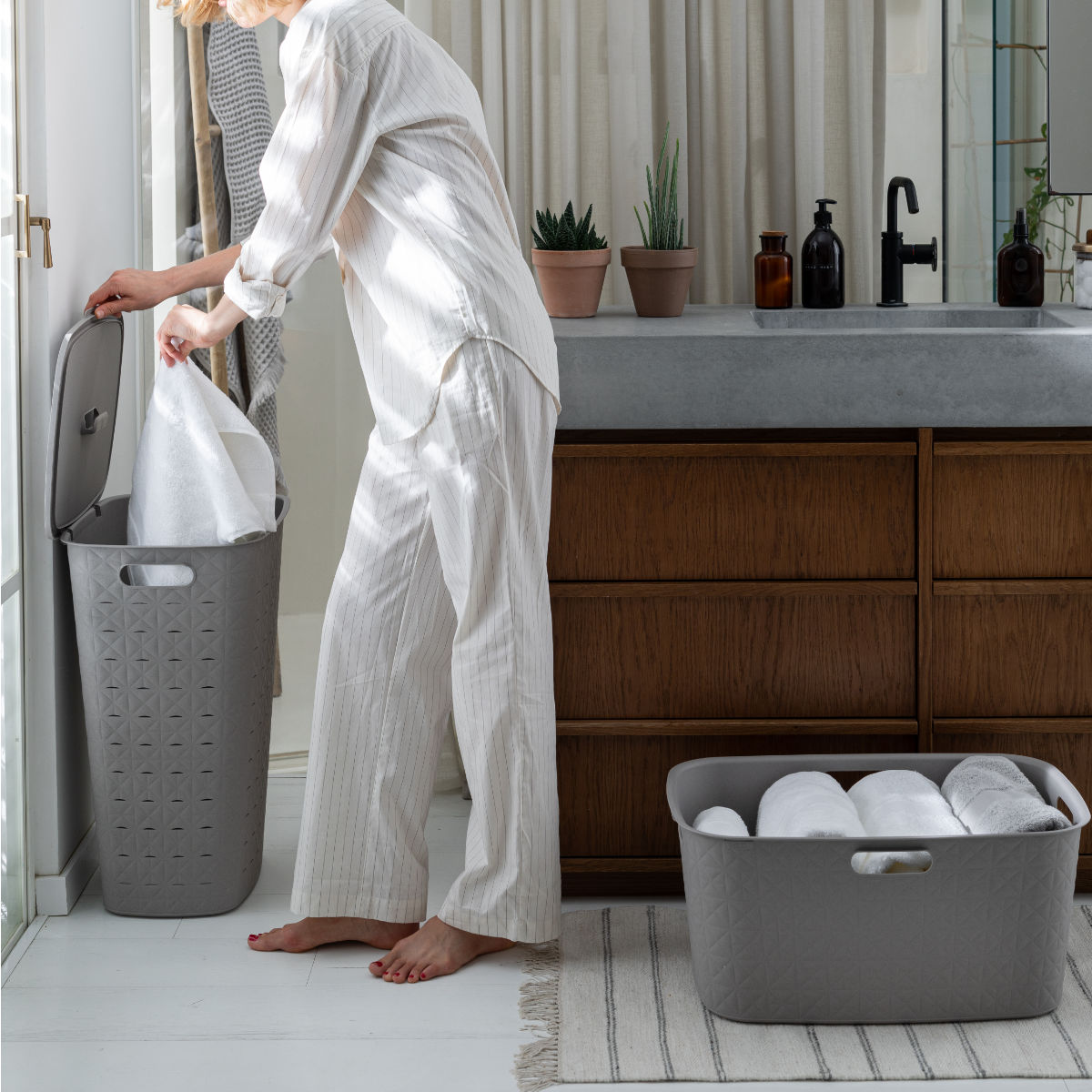 ランドリーバスケット CURVER ソフテックス フタ付き 56L ( カーバー Softex バスケット ランドリー 持ち手付 樹脂 洗濯 脱衣かご 洗濯かご 蓋付き 収納 おもちゃ 水回り 脱衣所 キルティング風 ) 【ブルー】 ブルー