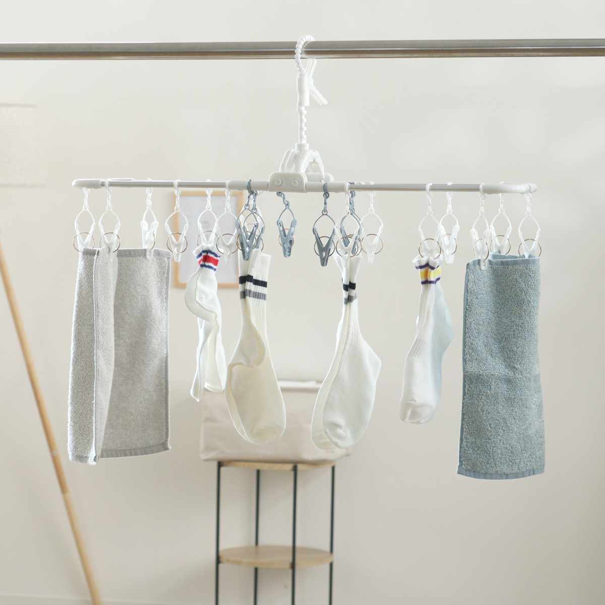 洗濯ハンガー 干し分けランドリー アルミハンガー 角ハンガー スリム 20ピンチ ( 洗濯 ハンガー 物干しハンガー 引っ張るだけ ピンチハンガー 折りたたみ 洗濯ばさみ 20個 アルミ製 軽量 キャッチフック 可動式 ピンチ )