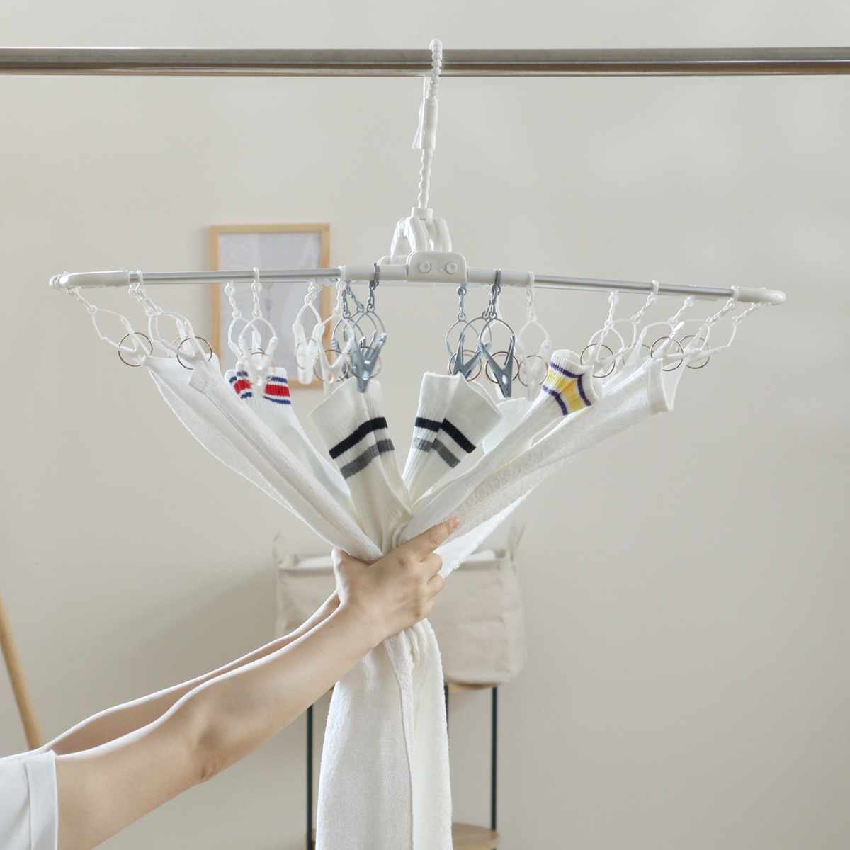 洗濯ハンガー 干し分けランドリー アルミハンガー 角ハンガー スリム 20ピンチ ( 洗濯 ハンガー 物干しハンガー 引っ張るだけ ピンチハンガー 折りたたみ 洗濯ばさみ 20個 アルミ製 軽量 キャッチフック 可動式 ピンチ )