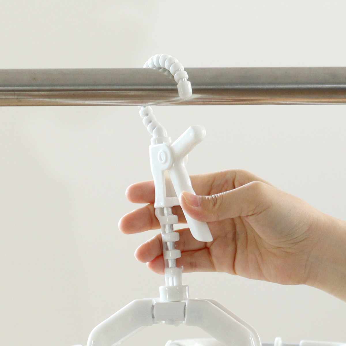 洗濯ハンガー 干し分けランドリー アルミハンガー 角ハンガー スリム 20ピンチ ( 洗濯 ハンガー 物干しハンガー 引っ張るだけ ピンチハンガー 折りたたみ 洗濯ばさみ 20個 アルミ製 軽量 キャッチフック 可動式 ピンチ )