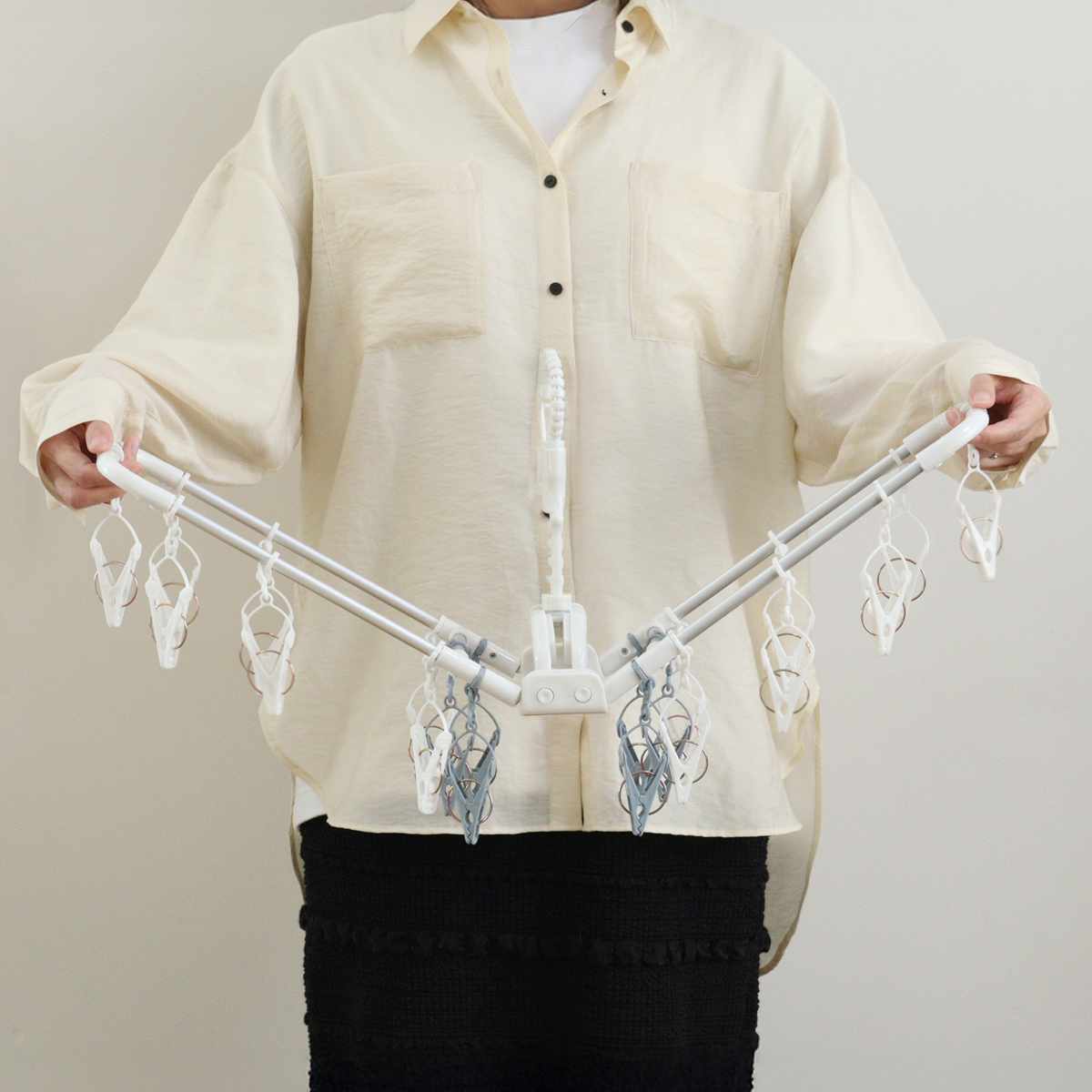 洗濯ハンガー 干し分けランドリー アルミハンガー 角ハンガー スリム 20ピンチ ( 洗濯 ハンガー 物干しハンガー 引っ張るだけ ピンチハンガー 折りたたみ 洗濯ばさみ 20個 アルミ製 軽量 キャッチフック 可動式 ピンチ )