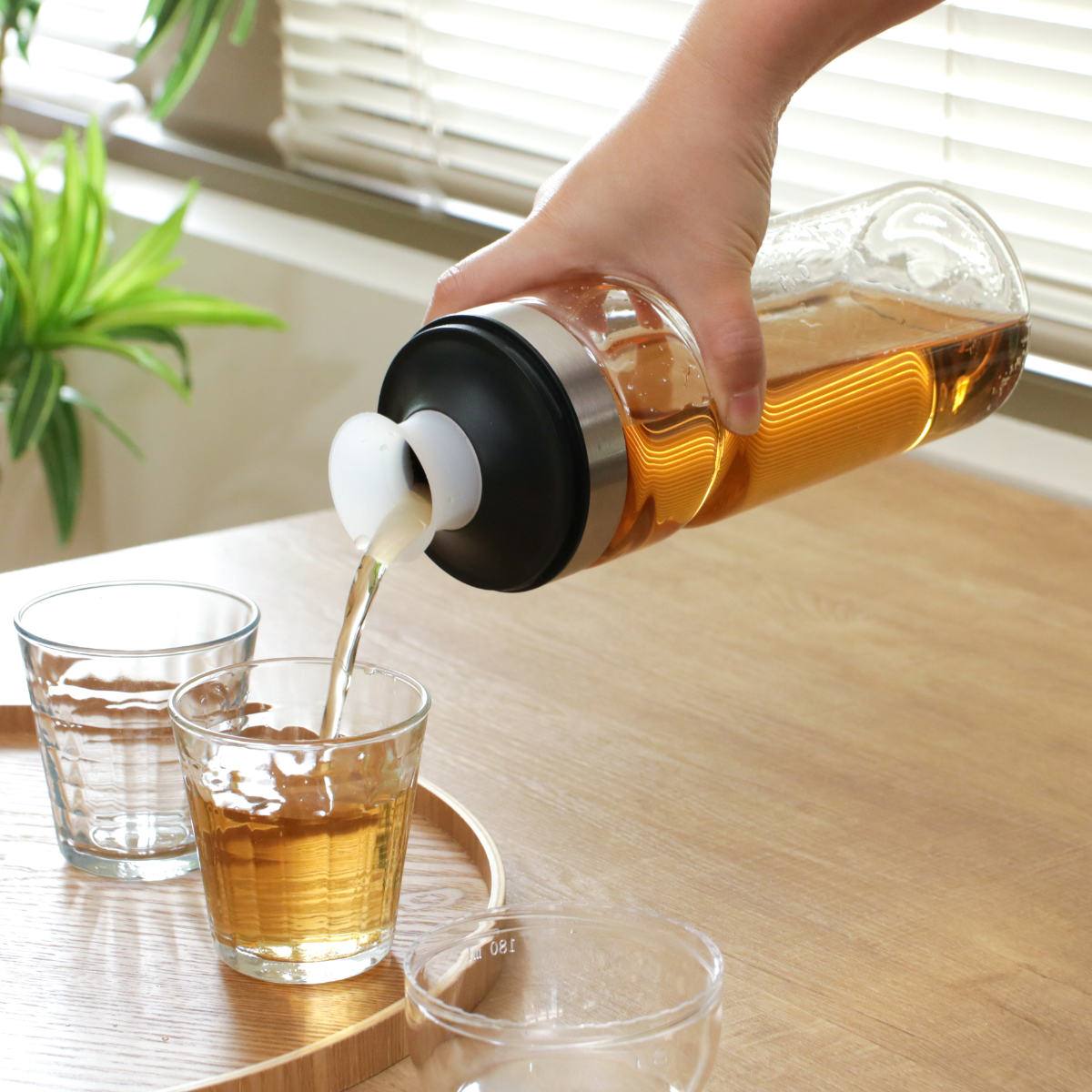 ティーボトル 1L Felio 耐熱ガラス ( 冷水筒 ピッチャー 水差し 麦茶ポット 耐熱 ガラス コップ付き シンプル おしゃれ 冷水ポット 熱湯 ガラス製 麦茶 フレーバーウォーター 出汁 コンパクト スリム )