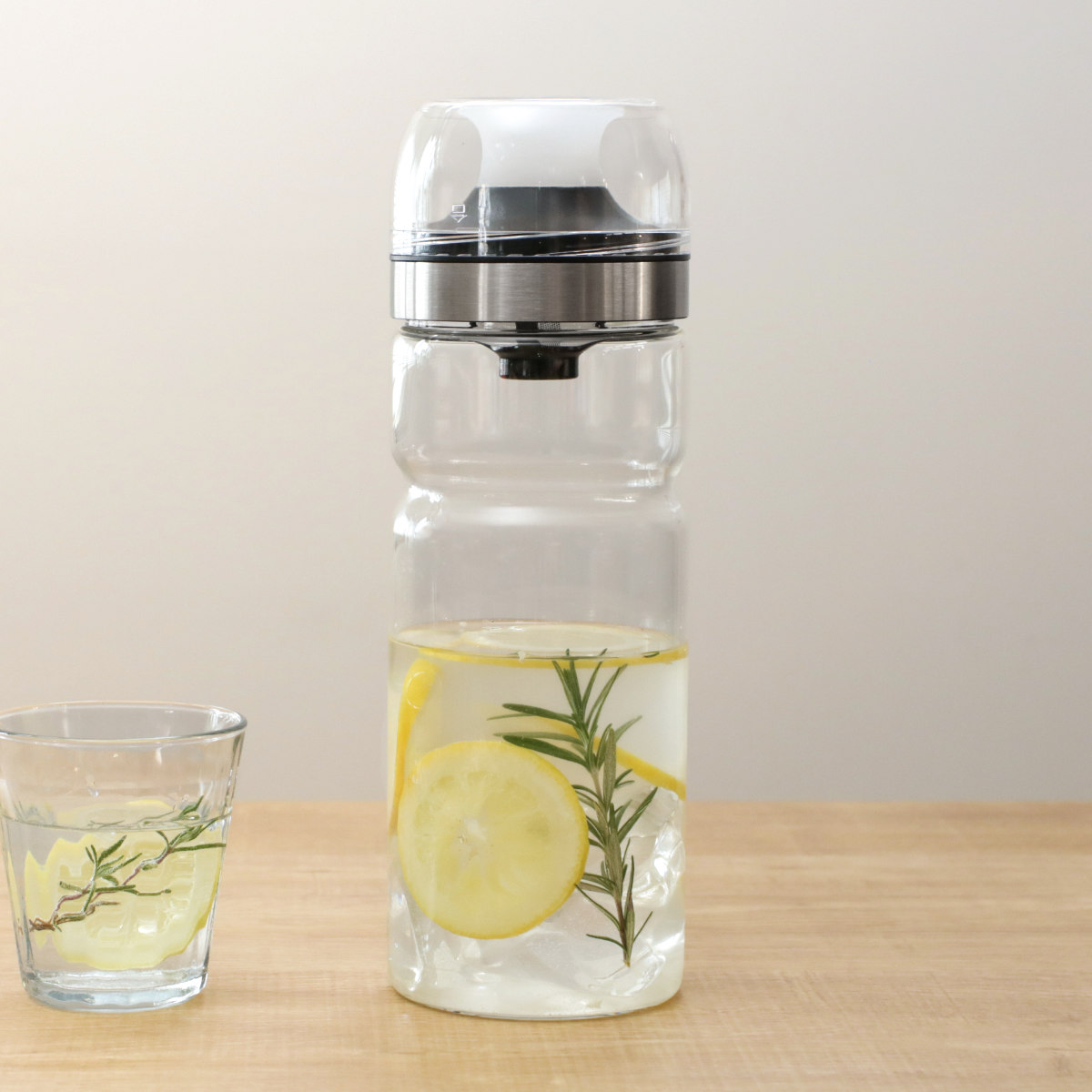 ティーボトル 1L Felio 耐熱ガラス ( 冷水筒 ピッチャー 水差し 麦茶ポット 耐熱 ガラス コップ付き シンプル おしゃれ 冷水ポット 熱湯 ガラス製 麦茶 フレーバーウォーター 出汁 コンパクト スリム )