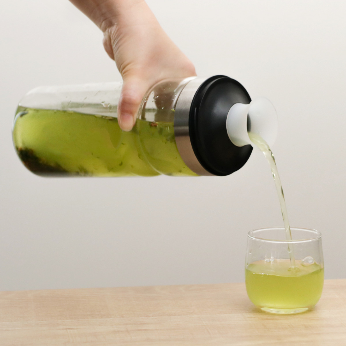 ティーボトル 1L Felio 耐熱ガラス ( 冷水筒 ピッチャー 水差し 麦茶ポット 耐熱 ガラス コップ付き シンプル おしゃれ 冷水ポット 熱湯 ガラス製 麦茶 フレーバーウォーター 出汁 コンパクト スリム )