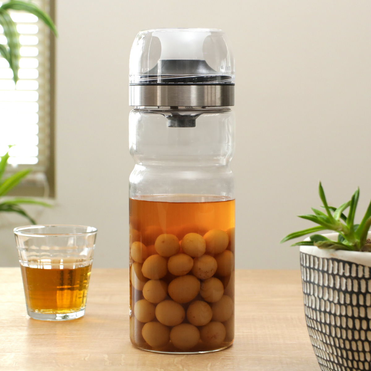 ティーボトル 1L Felio 耐熱ガラス ( 冷水筒 ピッチャー 水差し 麦茶ポット 耐熱 ガラス コップ付き シンプル おしゃれ 冷水ポット 熱湯 ガラス製 麦茶 フレーバーウォーター 出汁 コンパクト スリム )