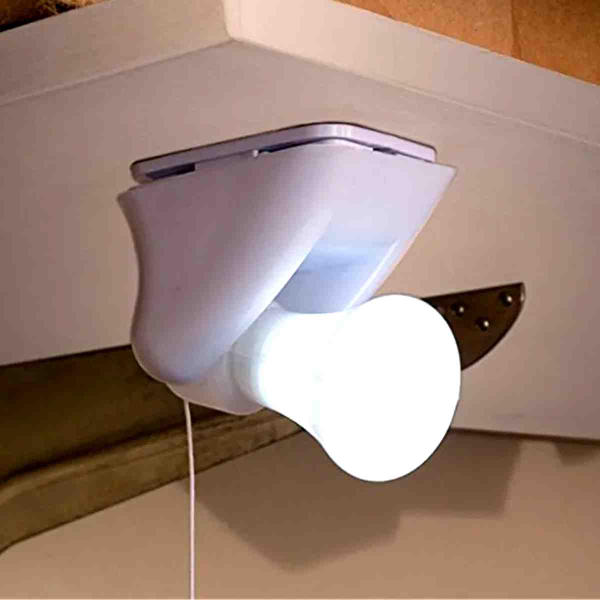 ライト 電池式 ひも引き クローゼット 押し入れ 階段 防災 （ 照明 LED 配線不要 紐付き 壁掛け 貼るだけ 枕元 非常灯 机 懐中電灯 持ち運び 室内 照明器具 led 白 ホワイト 停電 災害 緊急用 防災グッズ 角度調整 非常用 シンプル ）