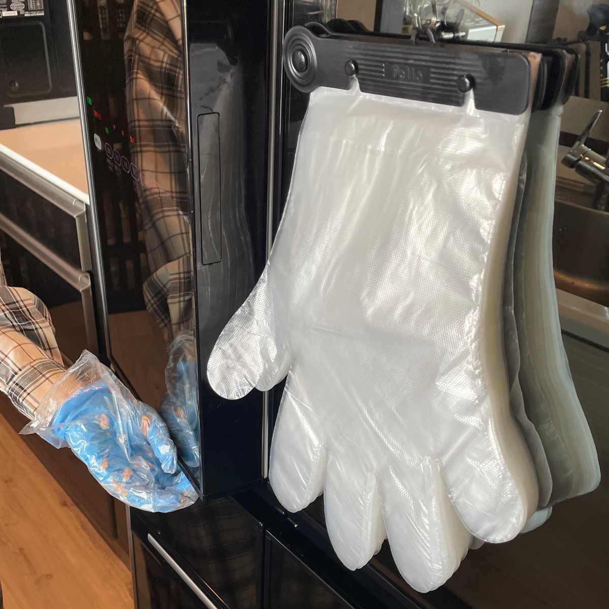 ビニール手袋 ワンタッチ ポリエチ 手袋 100枚入り ( 使い捨て 左右両用 ポリエチレン PE手袋 使い捨て手袋 冷蔵庫 便利 使いやすい 調理 料理 掃除 キッチン 洗面所 浴室 作業 介護 園芸 手ぶくろ てぶくろ ) 【ブラック】 ブラック