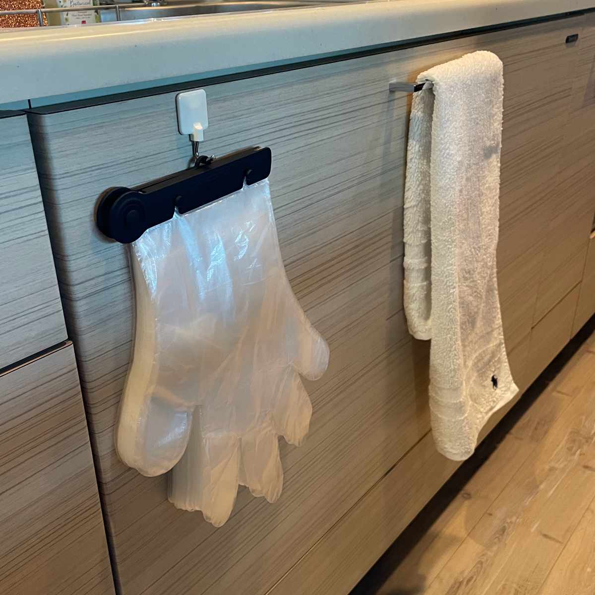 ビニール手袋 ワンタッチ ポリエチ 手袋 100枚入り ( 使い捨て 左右両用 ポリエチレン PE手袋 使い捨て手袋 冷蔵庫 便利 使いやすい 調理 料理 掃除 キッチン 洗面所 浴室 作業 介護 園芸 手ぶくろ てぶくろ ) 【ブラック】 ブラック