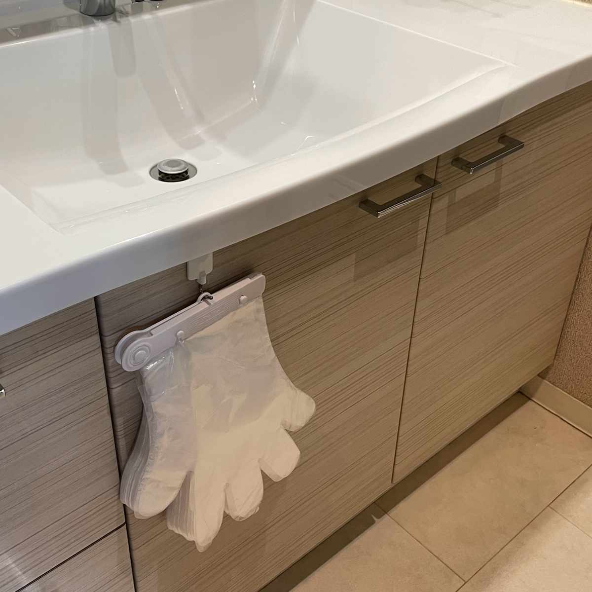 ビニール手袋 ワンタッチ ポリエチ 手袋 100枚入り ( 使い捨て 左右両用 ポリエチレン PE手袋 使い捨て手袋 冷蔵庫 便利 使いやすい 調理 料理 掃除 キッチン 洗面所 浴室 作業 介護 園芸 手ぶくろ てぶくろ ) 【ブラック】 ブラック