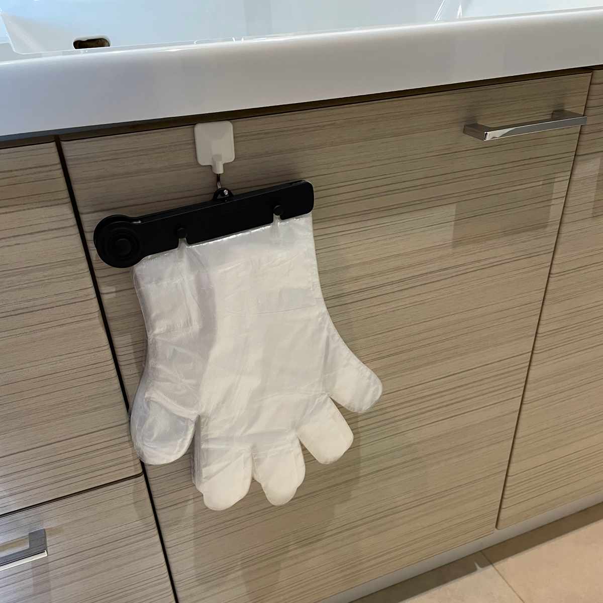 ビニール手袋 ワンタッチ ポリエチ 手袋 100枚入り ( 使い捨て 左右両用 ポリエチレン PE手袋 使い捨て手袋 冷蔵庫 便利 使いやすい 調理 料理 掃除 キッチン 洗面所 浴室 作業 介護 園芸 手ぶくろ てぶくろ ) 【ブラック】 ブラック