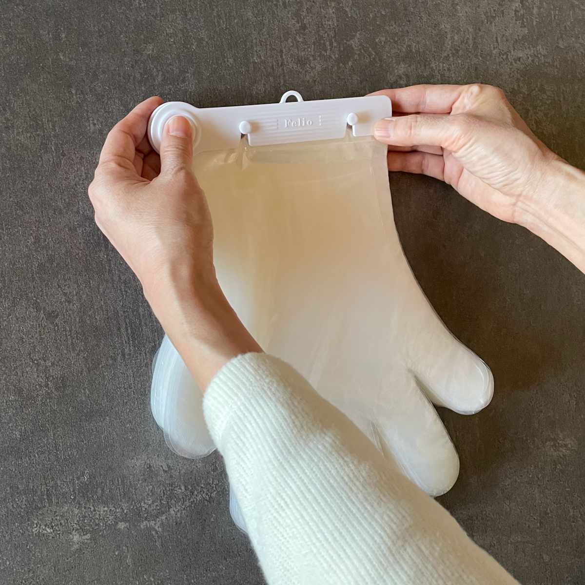 ビニール手袋 ワンタッチ ポリエチ 手袋 100枚入り ( 使い捨て 左右両用 ポリエチレン PE手袋 使い捨て手袋 冷蔵庫 便利 使いやすい 調理 料理 掃除 キッチン 洗面所 浴室 作業 介護 園芸 手ぶくろ てぶくろ ) 【ブラック】 ブラック