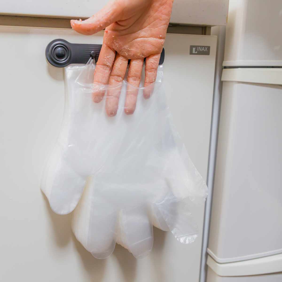 ビニール手袋 ワンタッチ ポリエチ 手袋 100枚入り ( 使い捨て 左右両用 ポリエチレン PE手袋 使い捨て手袋 冷蔵庫 便利 使いやすい 調理 料理 掃除 キッチン 洗面所 浴室 作業 介護 園芸 手ぶくろ てぶくろ ) 【ブラック】 ブラック