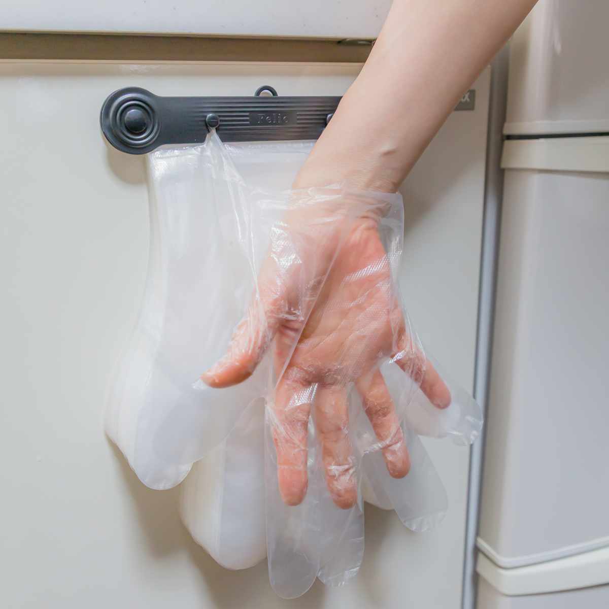 ビニール手袋 ワンタッチ ポリエチ 手袋 100枚入り ( 使い捨て 左右両用 ポリエチレン PE手袋 使い捨て手袋 冷蔵庫 便利 使いやすい 調理 料理 掃除 キッチン 洗面所 浴室 作業 介護 園芸 手ぶくろ てぶくろ ) 【ブラック】 ブラック