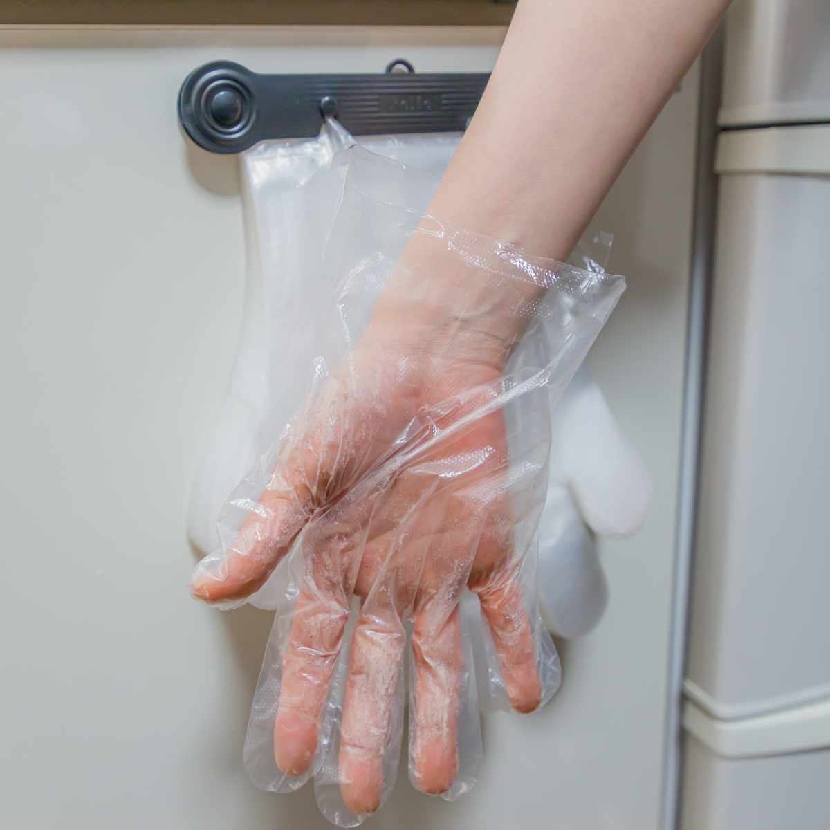 ビニール手袋 ワンタッチ ポリエチ 手袋 100枚入り ( 使い捨て 左右両用 ポリエチレン PE手袋 使い捨て手袋 冷蔵庫 便利 使いやすい 調理 料理 掃除 キッチン 洗面所 浴室 作業 介護 園芸 手ぶくろ てぶくろ ) 【ブラック】 ブラック