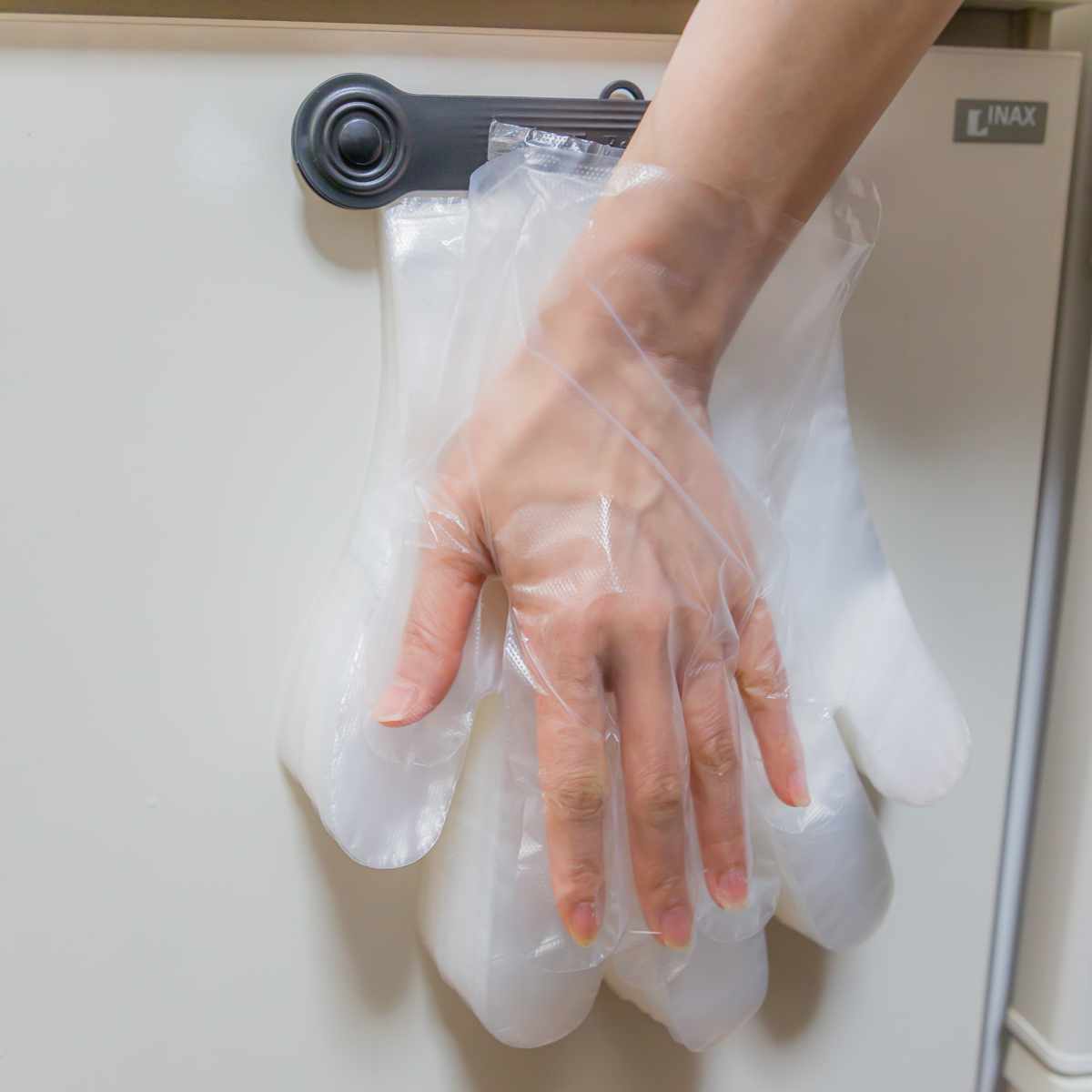 ビニール手袋 ワンタッチ ポリエチ 手袋 100枚入り ( 使い捨て 左右両用 ポリエチレン PE手袋 使い捨て手袋 冷蔵庫 便利 使いやすい 調理 料理 掃除 キッチン 洗面所 浴室 作業 介護 園芸 手ぶくろ てぶくろ ) 【ブラック】 ブラック