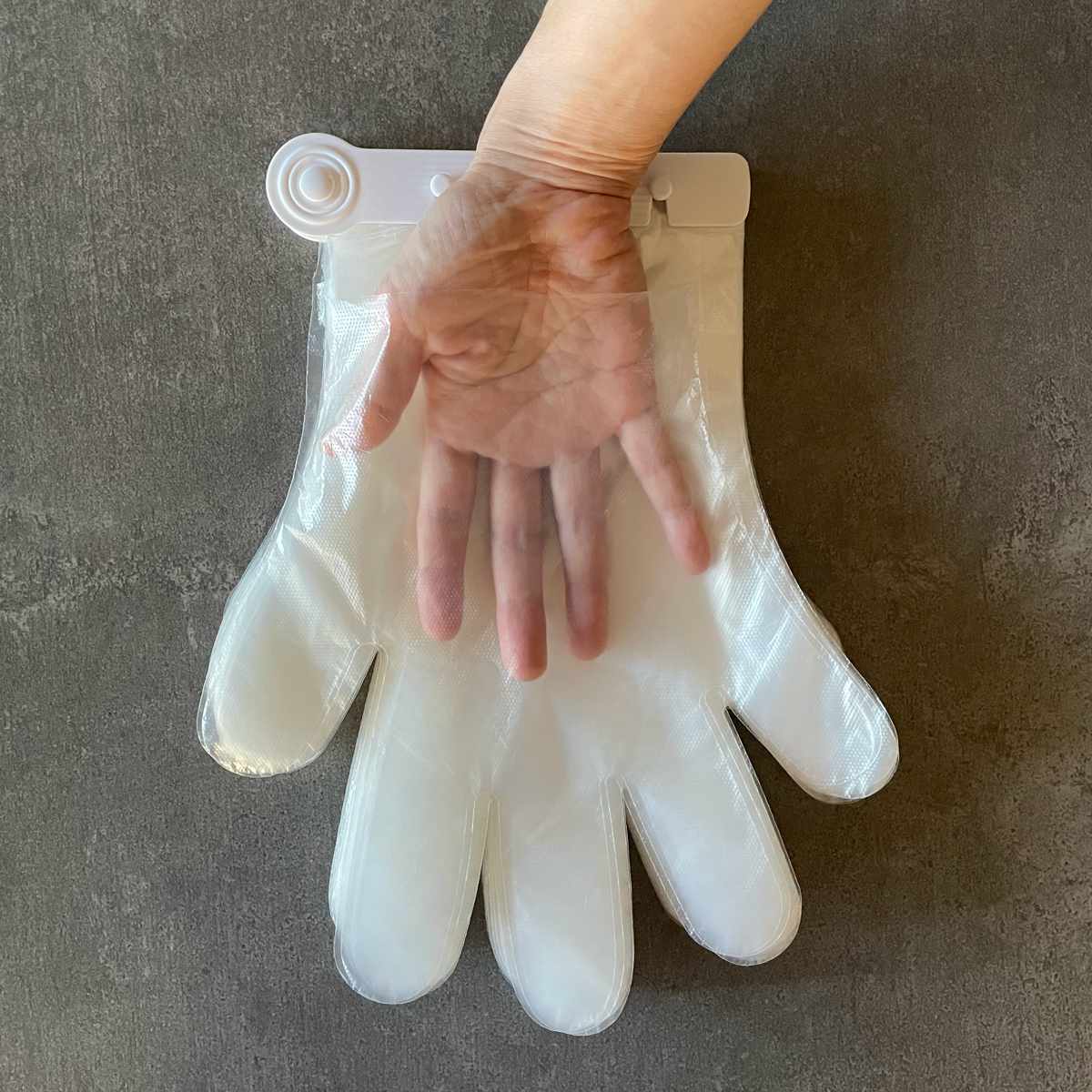 ビニール手袋 ワンタッチ ポリエチ 手袋 100枚入り ( 使い捨て 左右両用 ポリエチレン PE手袋 使い捨て手袋 冷蔵庫 便利 使いやすい 調理 料理 掃除 キッチン 洗面所 浴室 作業 介護 園芸 手ぶくろ てぶくろ ) 【ブラック】 ブラック