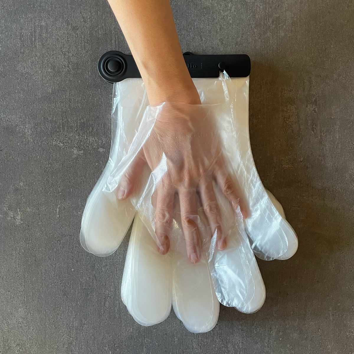 ビニール手袋 ワンタッチ ポリエチ 手袋 100枚入り ( 使い捨て 左右両用 ポリエチレン PE手袋 使い捨て手袋 冷蔵庫 便利 使いやすい 調理 料理 掃除 キッチン 洗面所 浴室 作業 介護 園芸 手ぶくろ てぶくろ ) 【ブラック】 ブラック