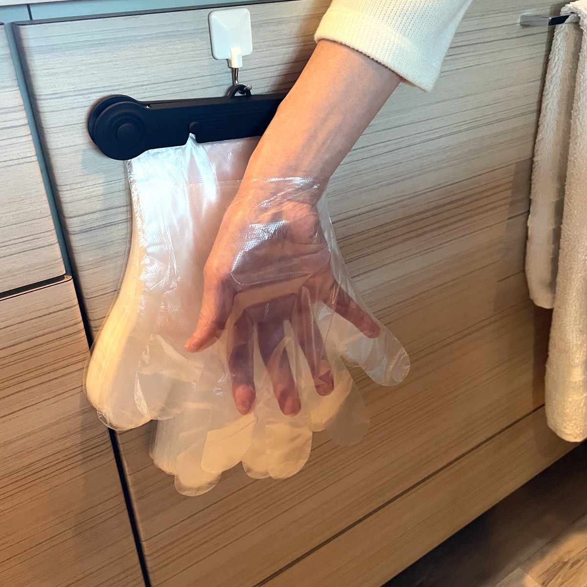 ビニール手袋 ワンタッチ ポリエチ 手袋 100枚入り ( 使い捨て 左右両用 ポリエチレン PE手袋 使い捨て手袋 冷蔵庫 便利 使いやすい 調理 料理 掃除 キッチン 洗面所 浴室 作業 介護 園芸 手ぶくろ てぶくろ ) 【ブラック】 ブラック