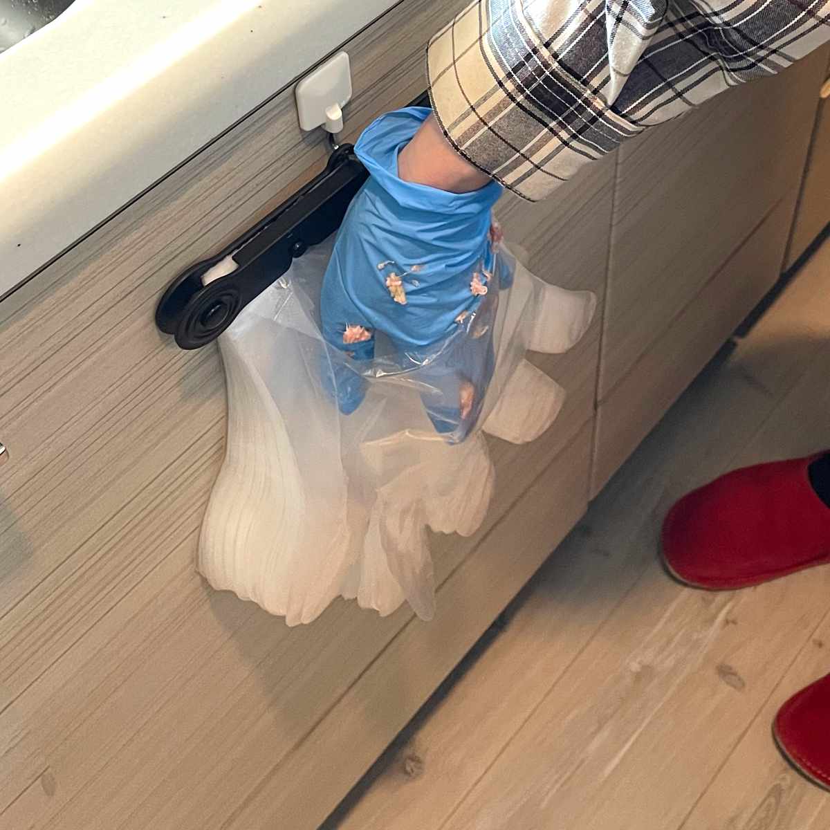 ビニール手袋 ワンタッチ ポリエチ 手袋 100枚入り ( 使い捨て 左右両用 ポリエチレン PE手袋 使い捨て手袋 冷蔵庫 便利 使いやすい 調理 料理 掃除 キッチン 洗面所 浴室 作業 介護 園芸 手ぶくろ てぶくろ ) 【ブラック】 ブラック