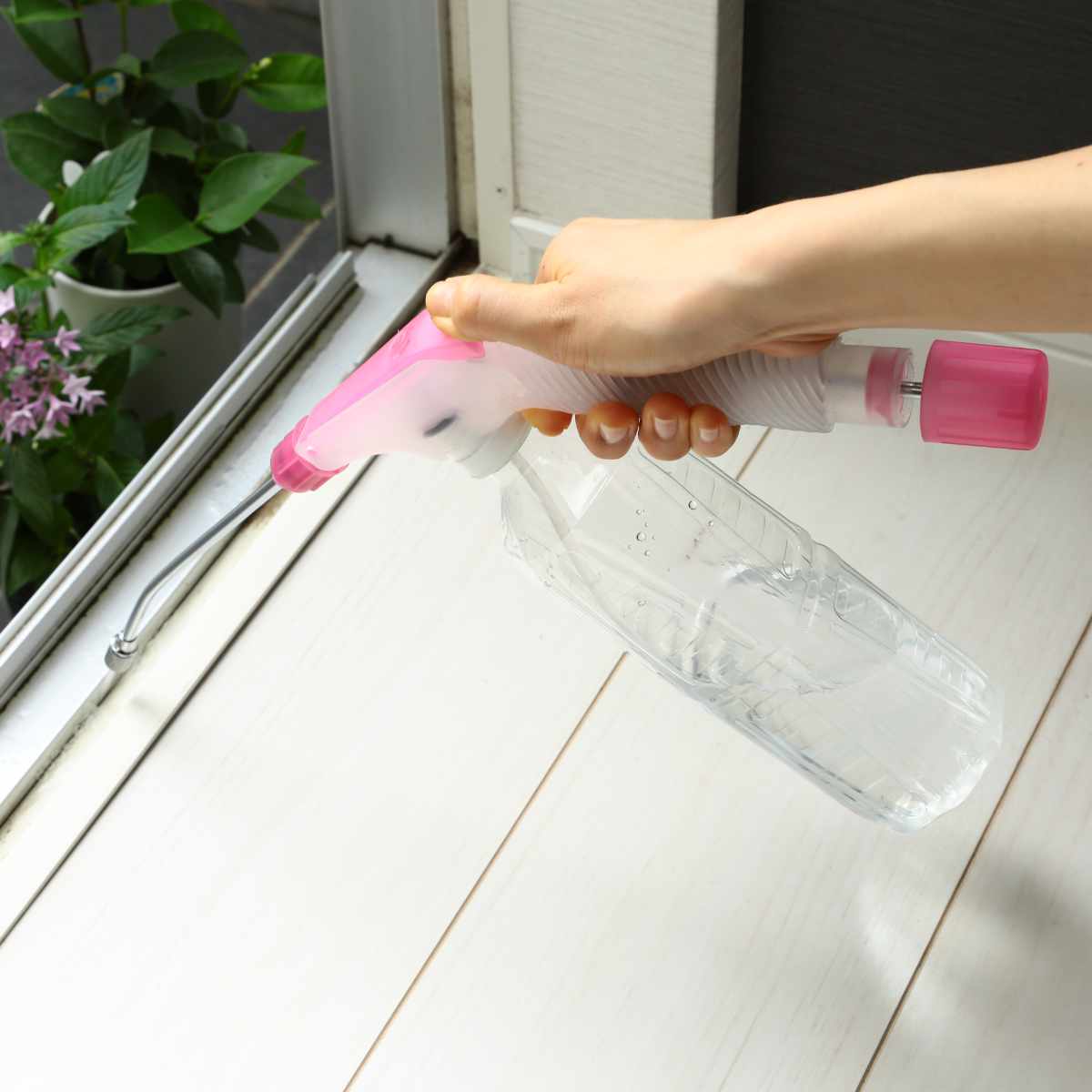 掃除スプレー ペットボトル専用 加圧式 ロングノズル付き （ ペットボトルスプレー 取り付け 簡単 加圧スプレー 水やり 窓掃除 エアコン掃除 ジェット ミスト 掃除 掃除用品 掃除グッズ ）