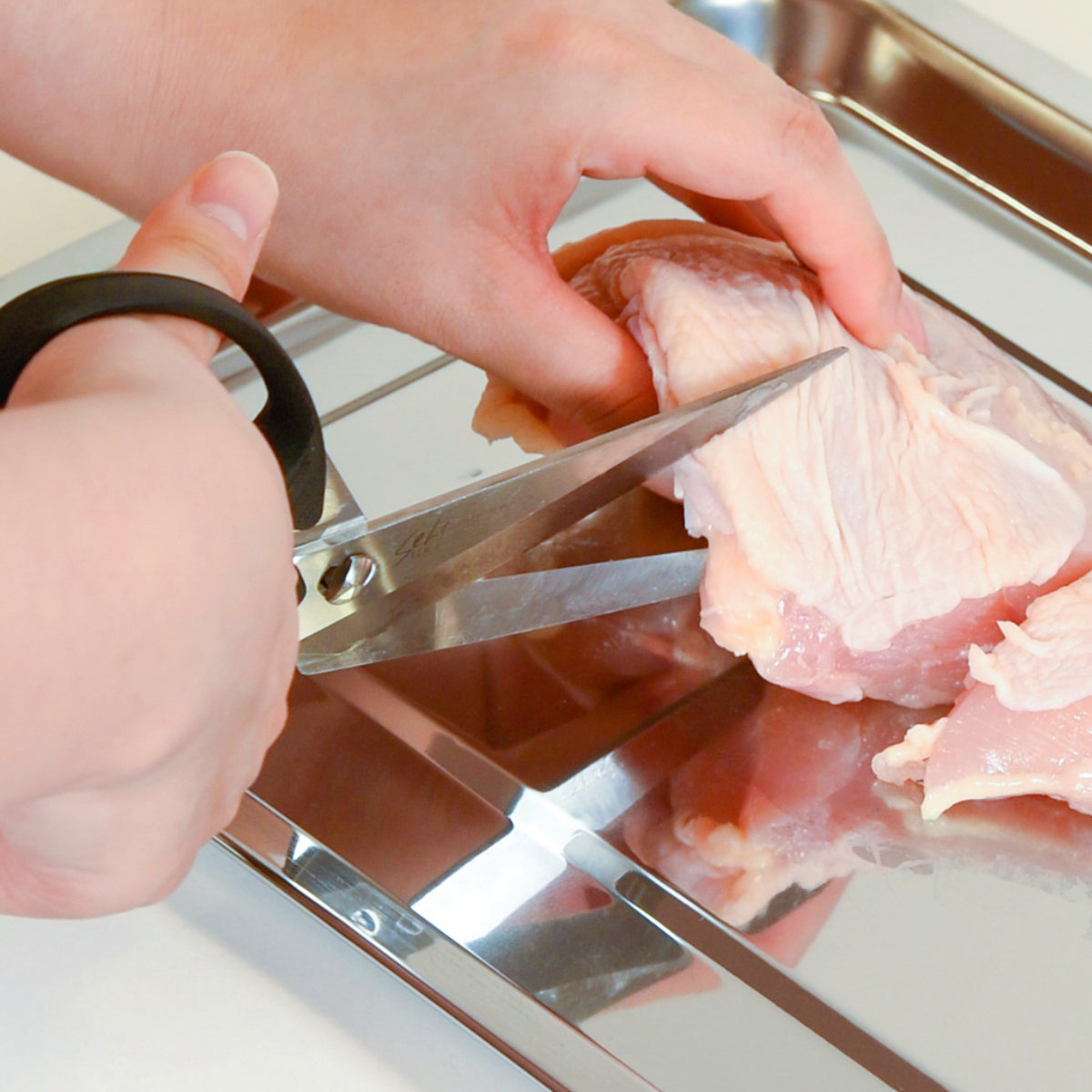 キッチンばさみ 食洗機対応 ケース付き ナイフとしても使えるキッチンはさみ ( キッチン鋏 キッチンはさみ キッチンナイフ ステンレス製 キッチンハサミ 万能ばさみ はさみ 鋏 調理用はさみ 洗える カバー付き 切れ味抜群 )