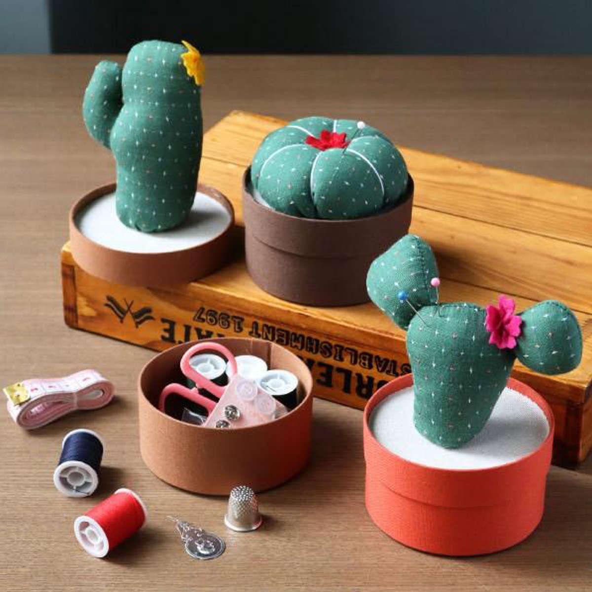 ソーイングセット カクタスソーイングセット サボテンシリーズ ピンク ( 裁縫セット 裁縫道具 裁縫 コンパクト ディスプレイ 置物 サボテン インテリア 雑貨 ソーイングキット 手芸 ) 【ピンク】