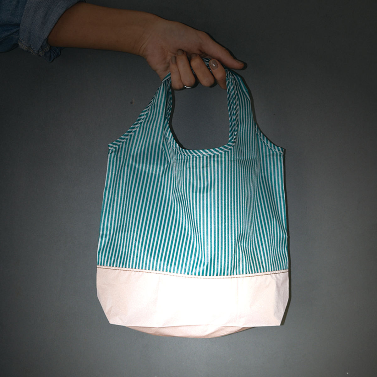 エコバッグ 反射で光るエコバッグ Sサイズ PASSO ソリッド ( ショッピングバッグ 買い物かばん 買い物袋 光る 洗える 洗濯OK 洗濯できる 折りたたみ マチ付き マチ有り コンパクト おしゃれ 夜間 夜道 犬の散歩 ウォーキング ) 【レッド】 レッド