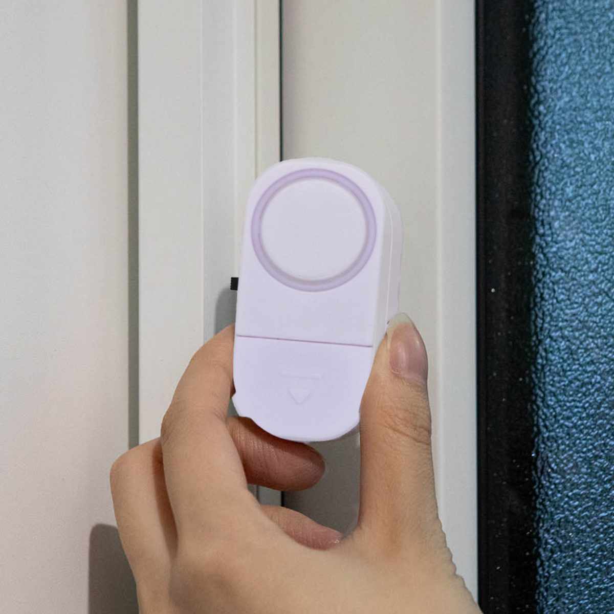 防犯アラーム ワンボ 貼るだけ 窓 ドア 大音量 防犯対策 不審者 （ 電池式 防犯ブザー 90dB 窓ガラス 扉 防犯ベル 警報 アラーム ブザー 防犯 防犯グッズ 防犯用品 空き巣 侵入者 対策 グッズ 簡単設置 テープ付き ）