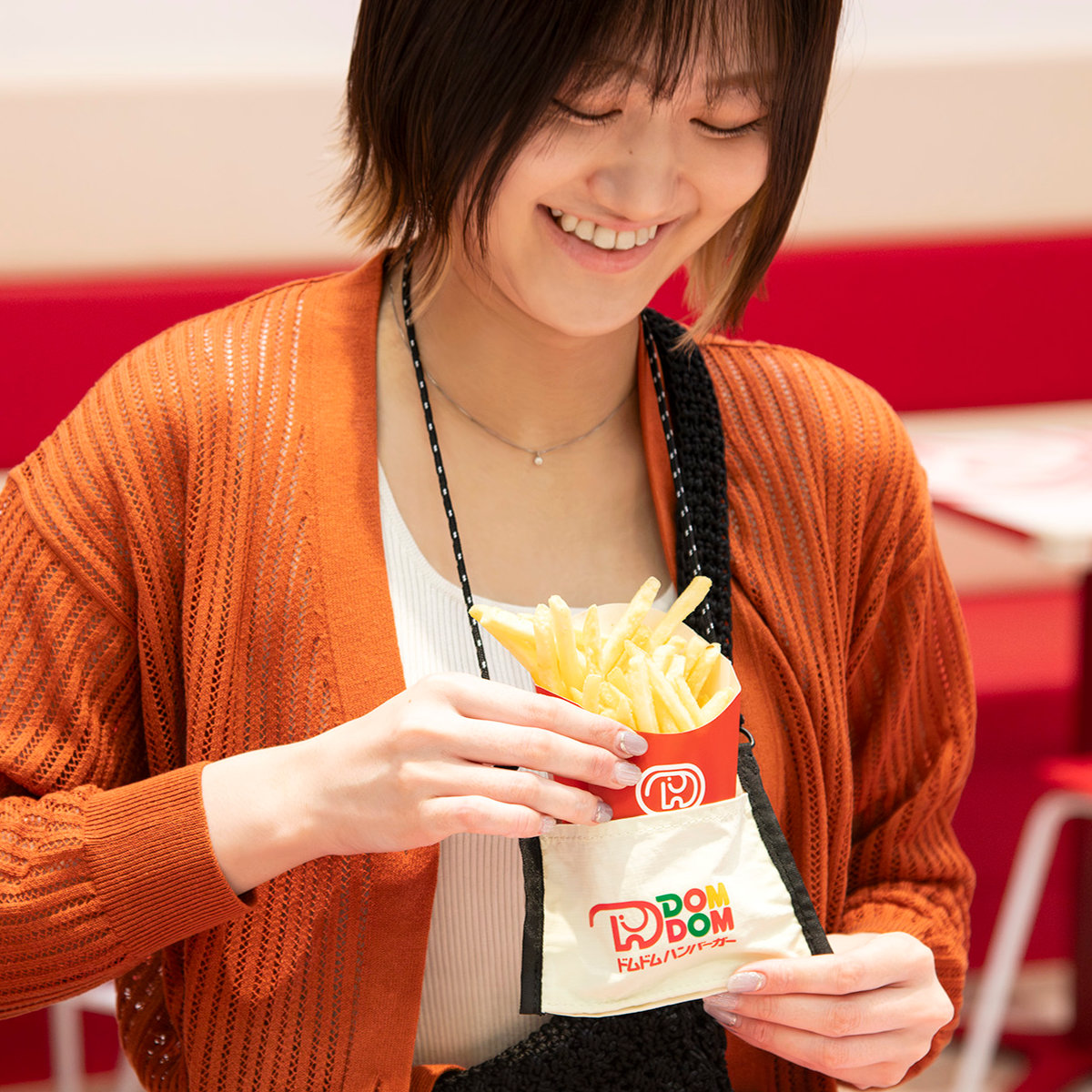 ドムドムハンバーガー ドリンクネックホルダー DAY OUT ( DOM DOM ドムドムバーガー テイクアウト デイアウト ポテト スナック ドリンクホルダー 持ち歩き ストラップ付 ハンズフリー ドリンクカバー 飲み物 ) 【WHITE】 WHITE