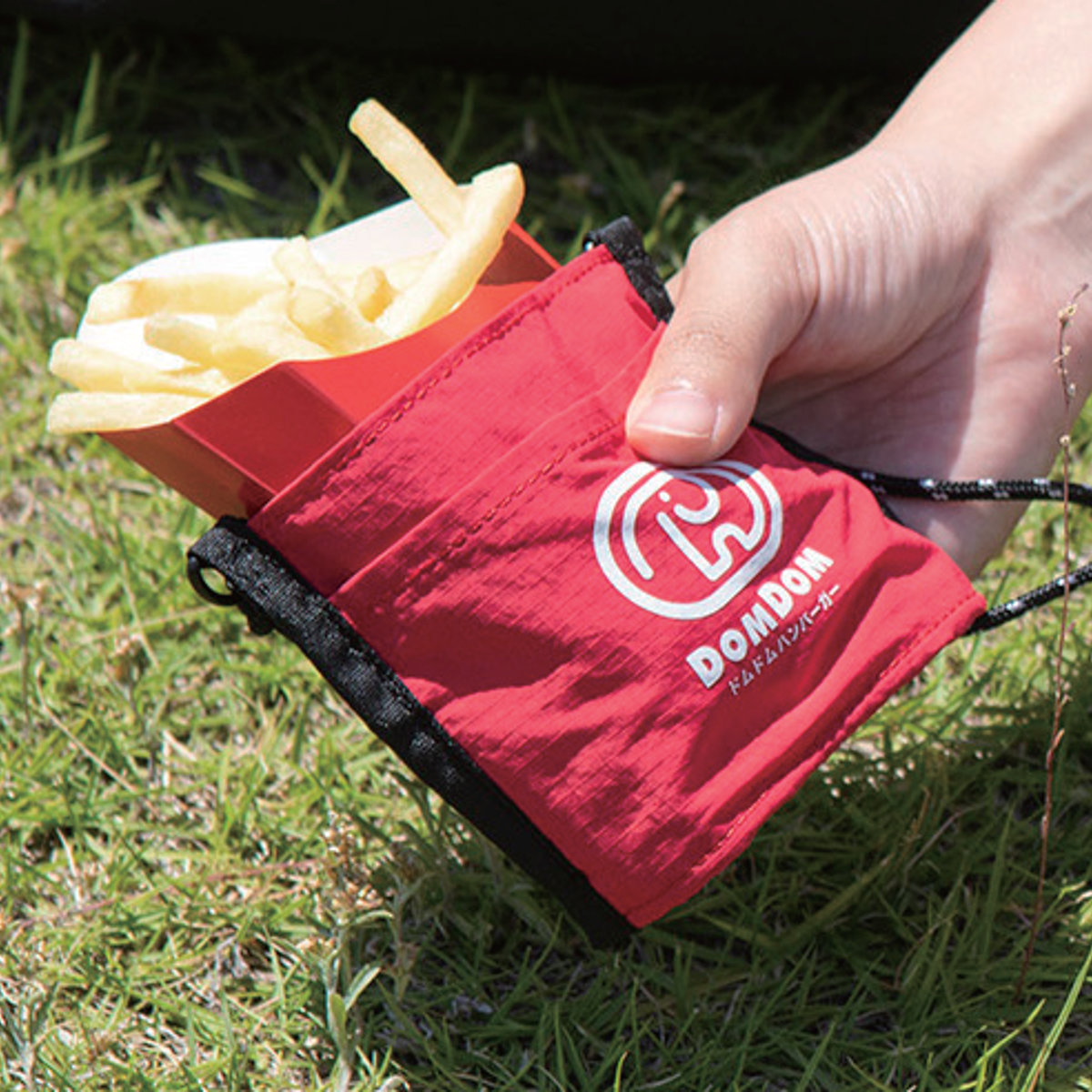 ドムドムハンバーガー ドリンクネックホルダー DAY OUT ( DOM DOM ドムドムバーガー テイクアウト デイアウト ポテト スナック ドリンクホルダー 持ち歩き ストラップ付 ハンズフリー ドリンクカバー 飲み物 ) 【WHITE】 WHITE