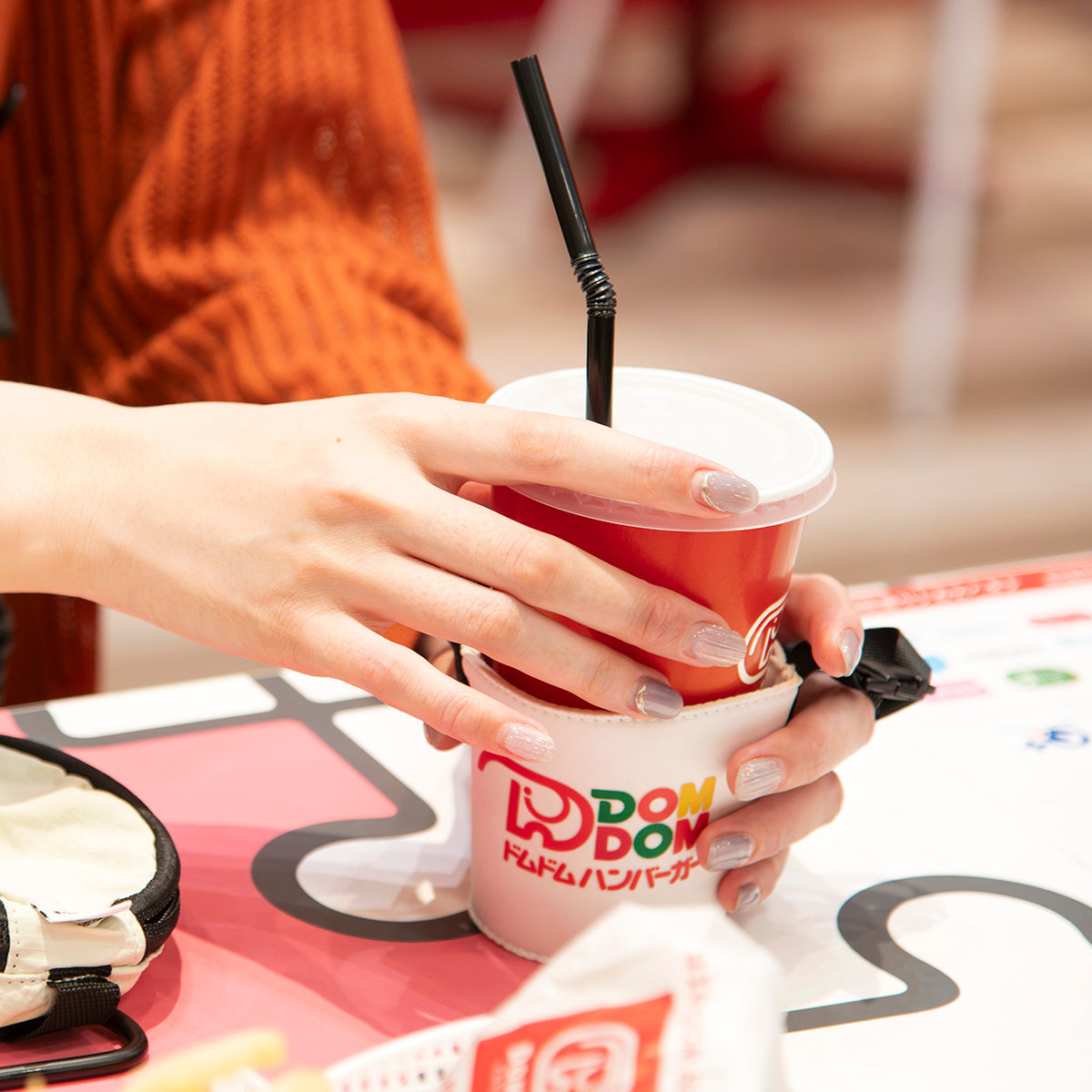 ドムドムハンバーガー ドリンクスリングホルダー DAY OUT ( DOM DOM ドムドムバーガー テイクアウト デイアウト ドリンクホルダー 持ち歩き ドリンクカバー ストラップ付 ハンズフリー スリーブ 飲み物 ) 【BLACK】 BLACK