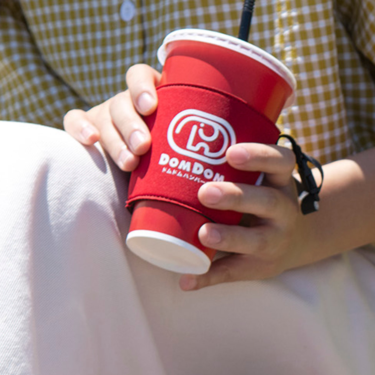 ドムドムハンバーガー ドリンクスリングホルダー DAY OUT ( DOM DOM ドムドムバーガー テイクアウト デイアウト ドリンクホルダー 持ち歩き ドリンクカバー ストラップ付 ハンズフリー スリーブ 飲み物 ) 【BLACK】 BLACK