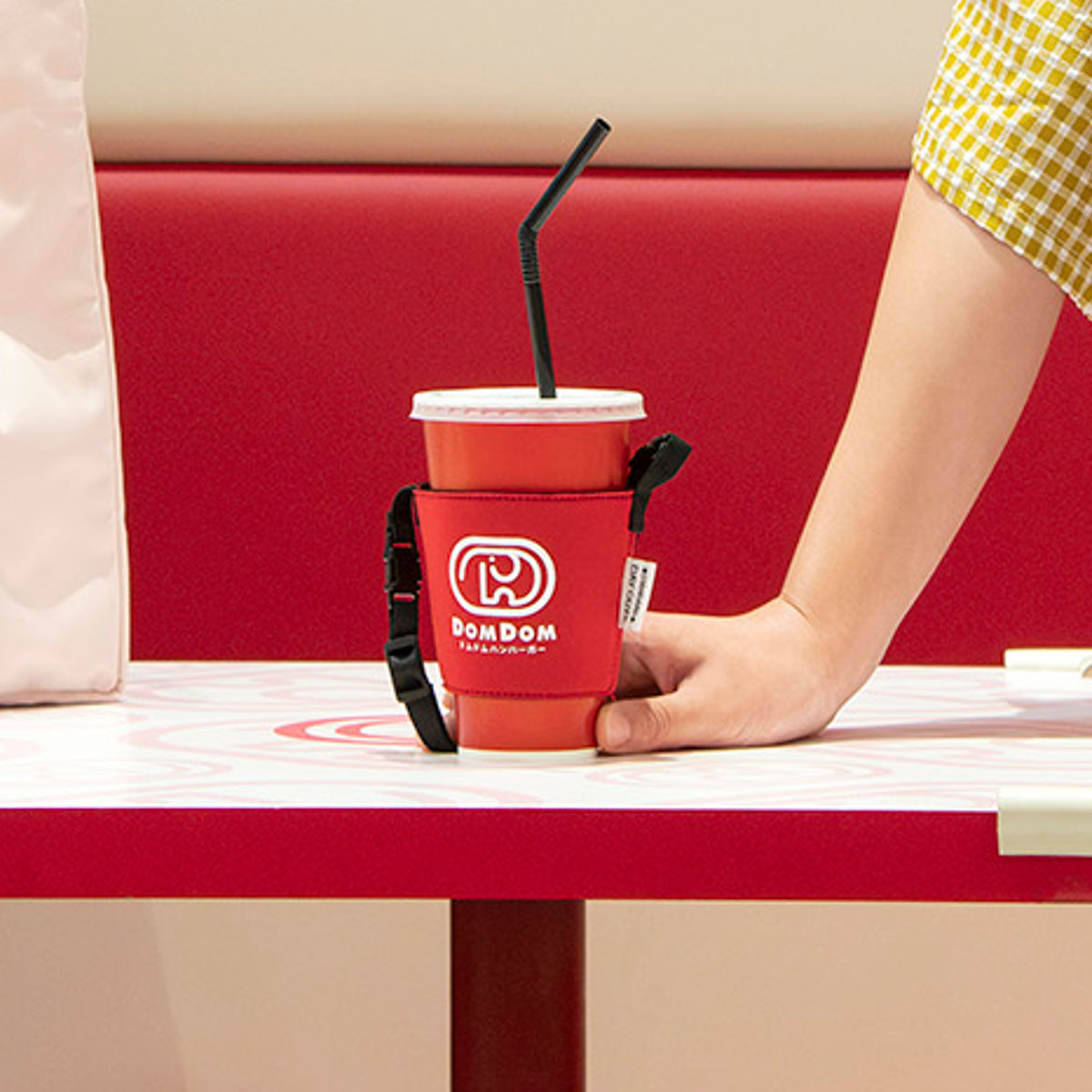 ドムドムハンバーガー ドリンクスリングホルダー DAY OUT ( DOM DOM ドムドムバーガー テイクアウト デイアウト ドリンクホルダー 持ち歩き ドリンクカバー ストラップ付 ハンズフリー スリーブ 飲み物 ) 【BLACK】 BLACK