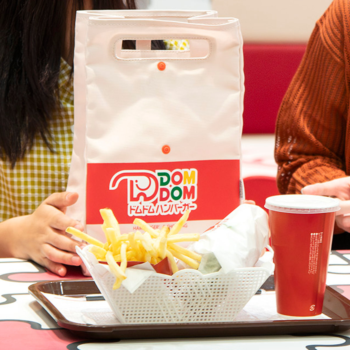 ドムドムハンバーガー ハンバーガーショップバッグ DAY OUT ランチバッグ ( DOM DOM ドムドムバーガー テイクアウト デイアウト ハンバーガー ポテト 持ち歩き 手提げバッグ コンパクト 折りたたみ 収納 エコバッグ ) 【RED旧】 RED旧