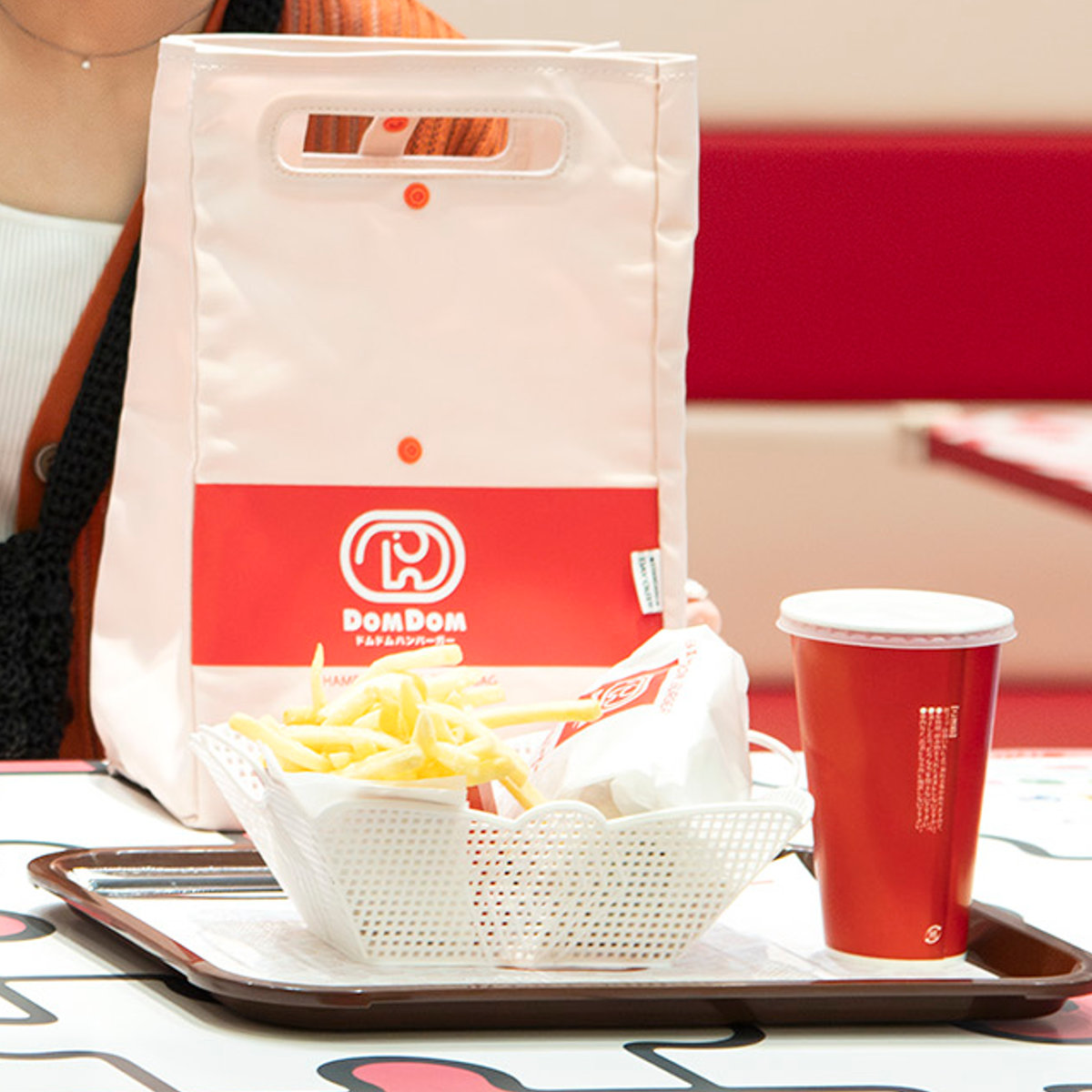 ドムドムハンバーガー ハンバーガーショップバッグ DAY OUT ランチバッグ ( DOM DOM ドムドムバーガー テイクアウト デイアウト ハンバーガー ポテト 持ち歩き 手提げバッグ コンパクト 折りたたみ 収納 エコバッグ ) 【RED旧】 RED旧