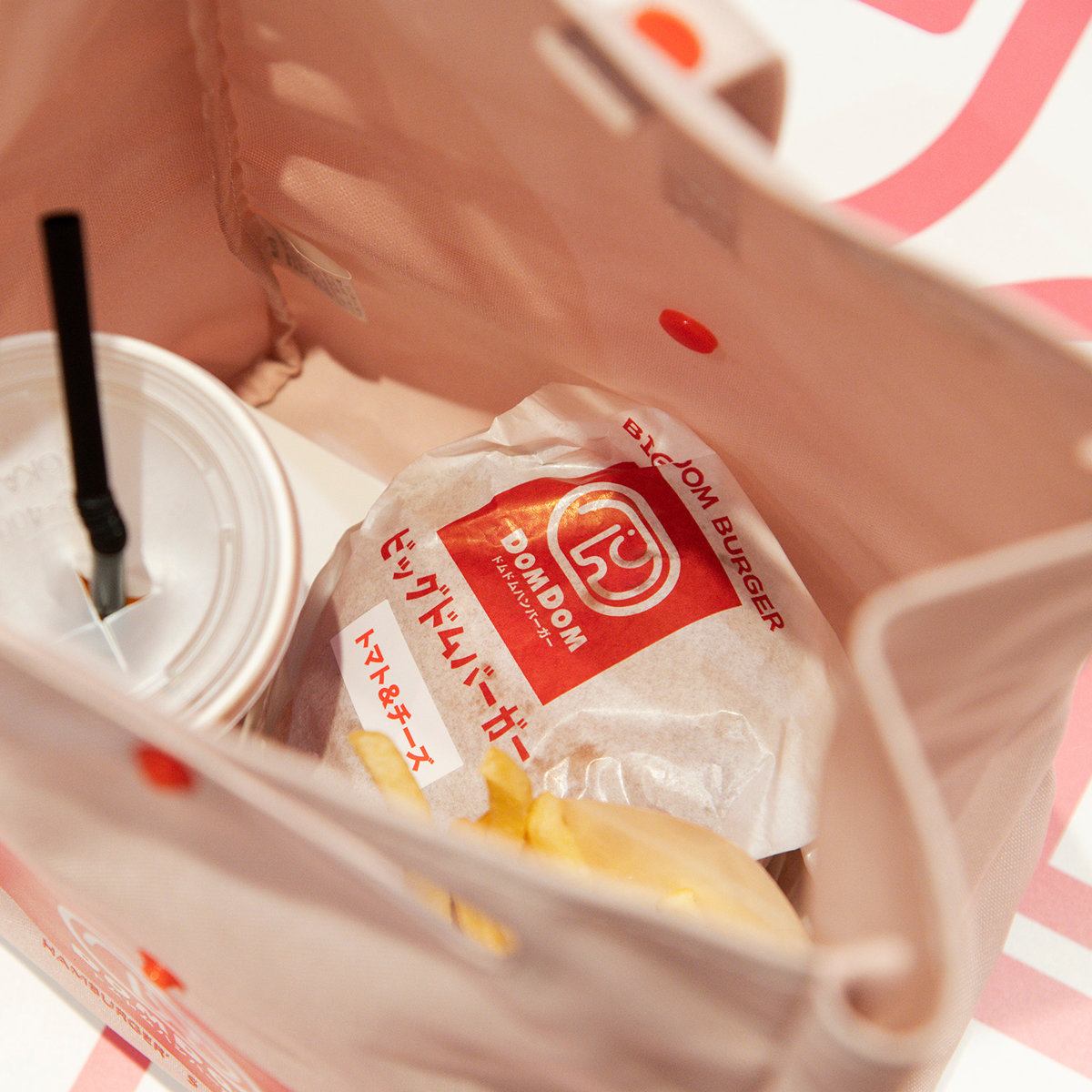 ドムドムハンバーガー ハンバーガーショップバッグ DAY OUT ランチバッグ ( DOM DOM ドムドムバーガー テイクアウト デイアウト ハンバーガー ポテト 持ち歩き 手提げバッグ コンパクト 折りたたみ 収納 エコバッグ ) 【RED旧】 RED旧