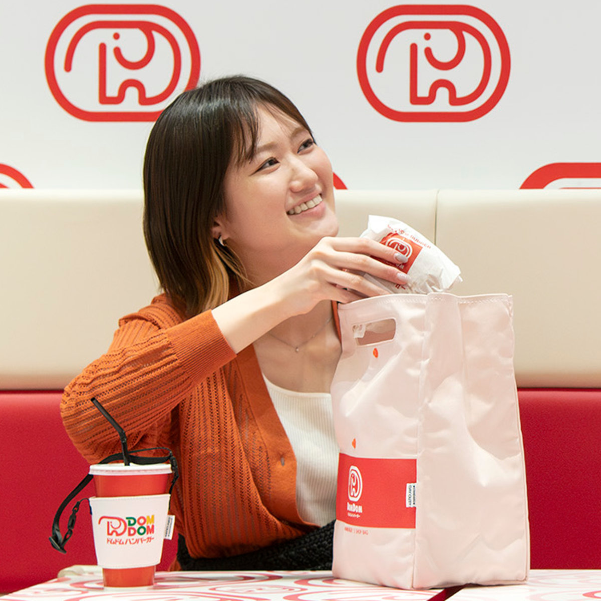 ドムドムハンバーガー ハンバーガーショップバッグ DAY OUT ランチバッグ ( DOM DOM ドムドムバーガー テイクアウト デイアウト ハンバーガー ポテト 持ち歩き 手提げバッグ コンパクト 折りたたみ 収納 エコバッグ ) 【RED旧】 RED旧