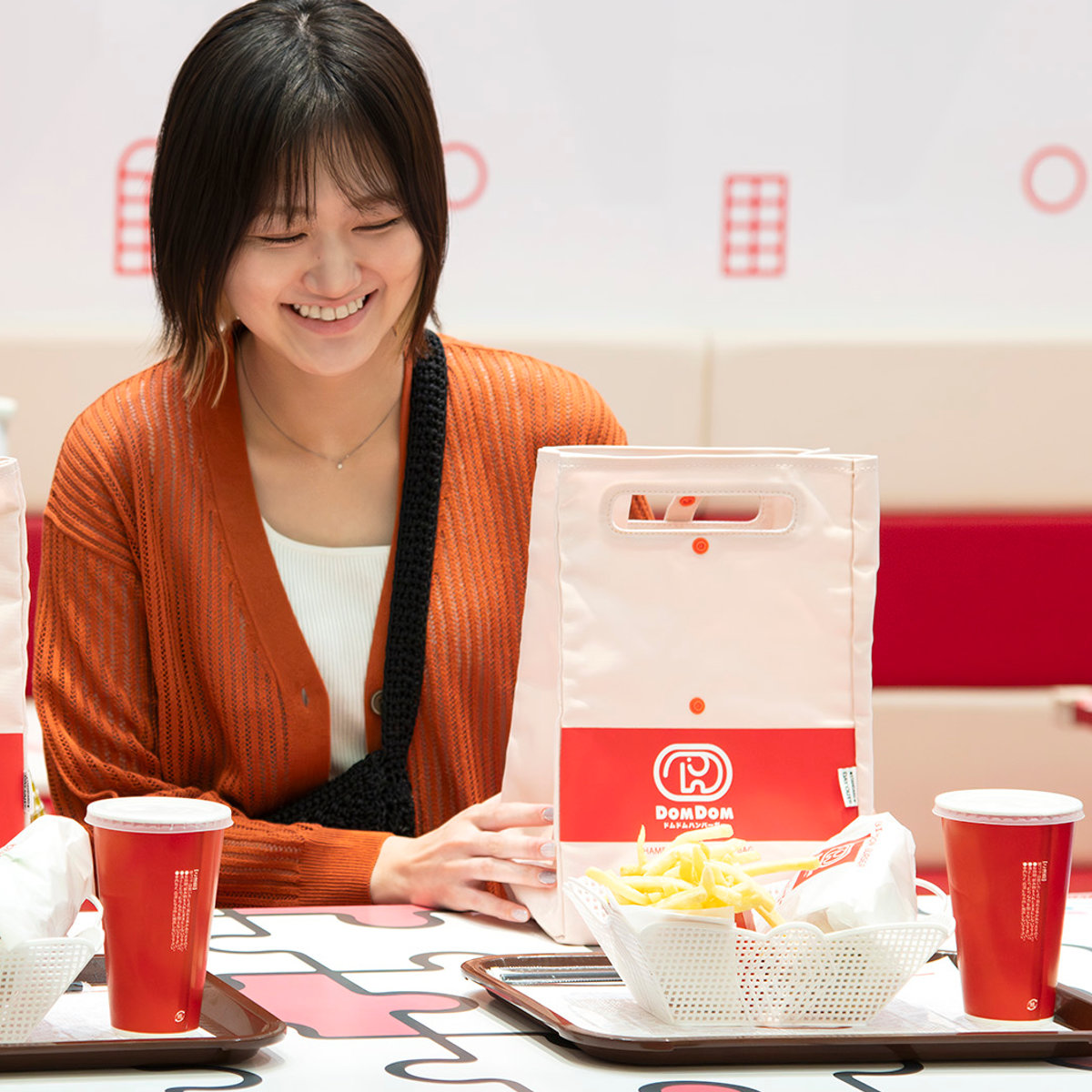 ドムドムハンバーガー ハンバーガーショップバッグ DAY OUT ランチバッグ ( DOM DOM ドムドムバーガー テイクアウト デイアウト ハンバーガー ポテト 持ち歩き 手提げバッグ コンパクト 折りたたみ 収納 エコバッグ ) 【RED旧】 RED旧