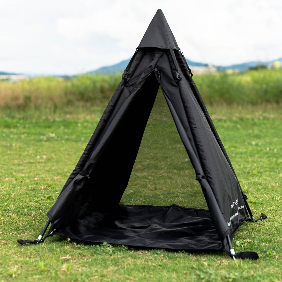 テント ペット Woof!!Woof!! Dog Tippy Tent 犬 ( ペットテント ティピーテント 犬用テント ペット用 ペットハウス 屋外 組み立て コンパクト おしゃれ ペットベッド 犬用 小型犬 キャンプ アウトドア 耐水 ケース付 ) 【ブラック】 ブラック