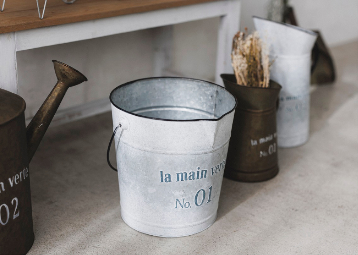 バケツ オーナメント グランディール ( ガーデニング雑貨 ディスプレイ ブリキ 置く おしゃれ オブジェ ヴィンテージ 園芸 エクステリア 雑貨 飾り アイアン ガーデンオーナメント 庭 ベランダ ガーデニング インテリア ) 【ホワイト】 ホワイト