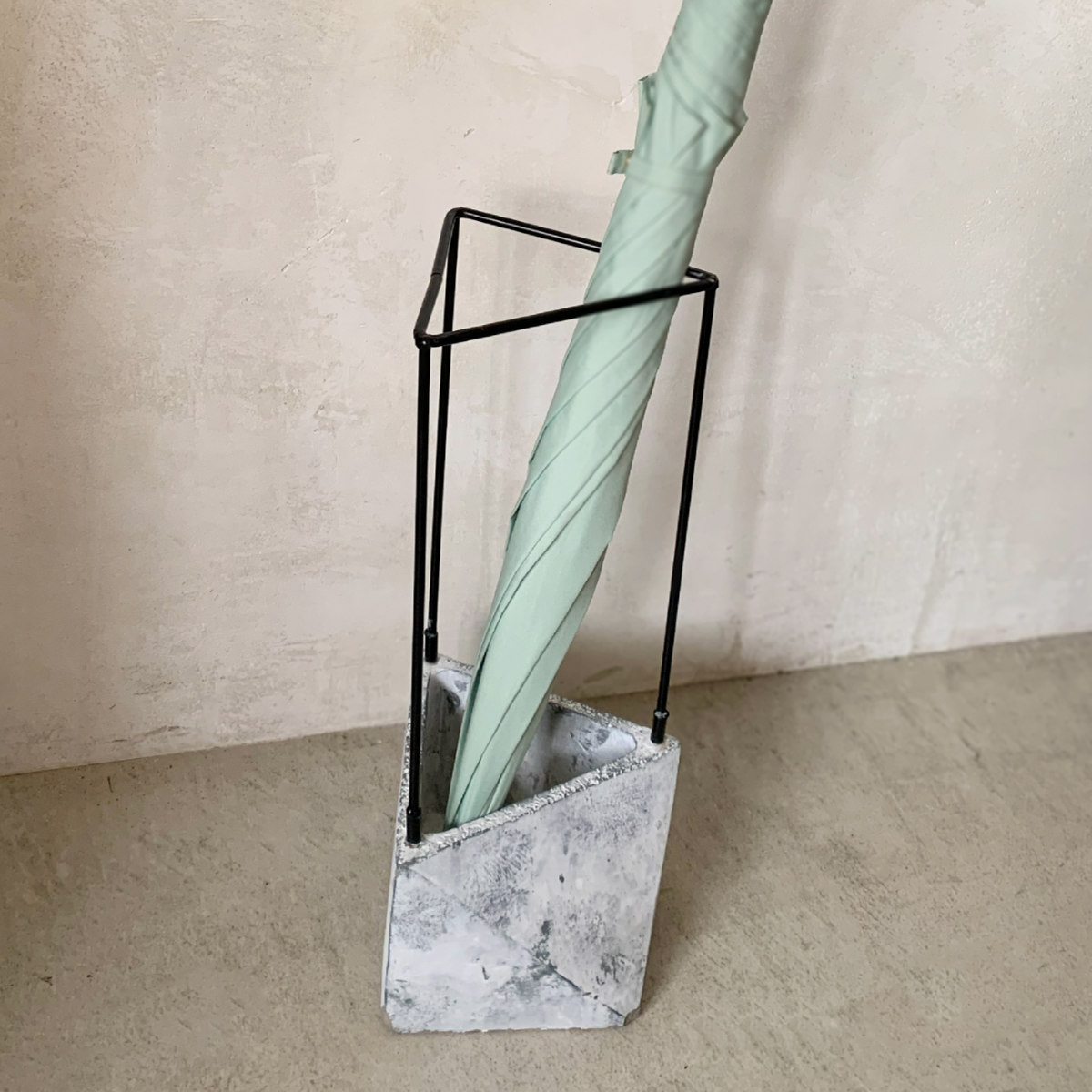 傘立て トライアングル アンブレラスタンド コンパクト （ 玄関収納 アイアン セメント スリム コーナー 傘 収納 シンプル 三角 ブラック おしゃれ 玄関 シューズクローク インテリア 雑貨 土間 土間収納 インダストリアルデザイン ）