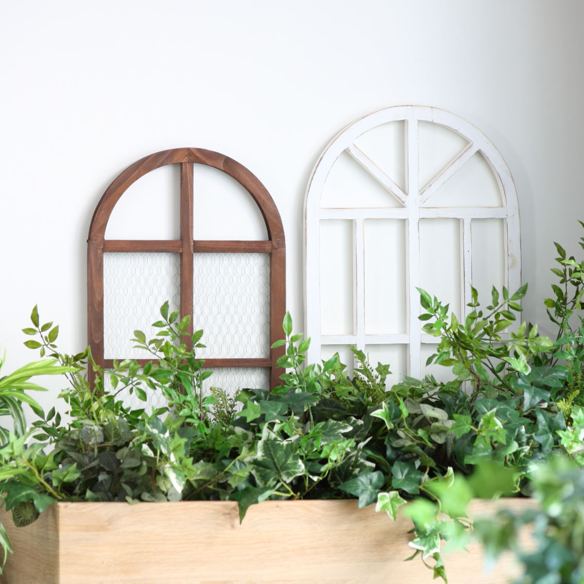 ガーデンオーナメント ルフェン ウィンドウフレーム S ( ガーデニング雑貨 窓 フレーム 木製 ウッドフレーム 窓枠アーチ 園芸 エクステリア 雑貨 飾り 庭 ベランダ ガーデニング インテリア ディスプレイ 壁掛け おしゃれ ) 【ホワイト】 ホワイト