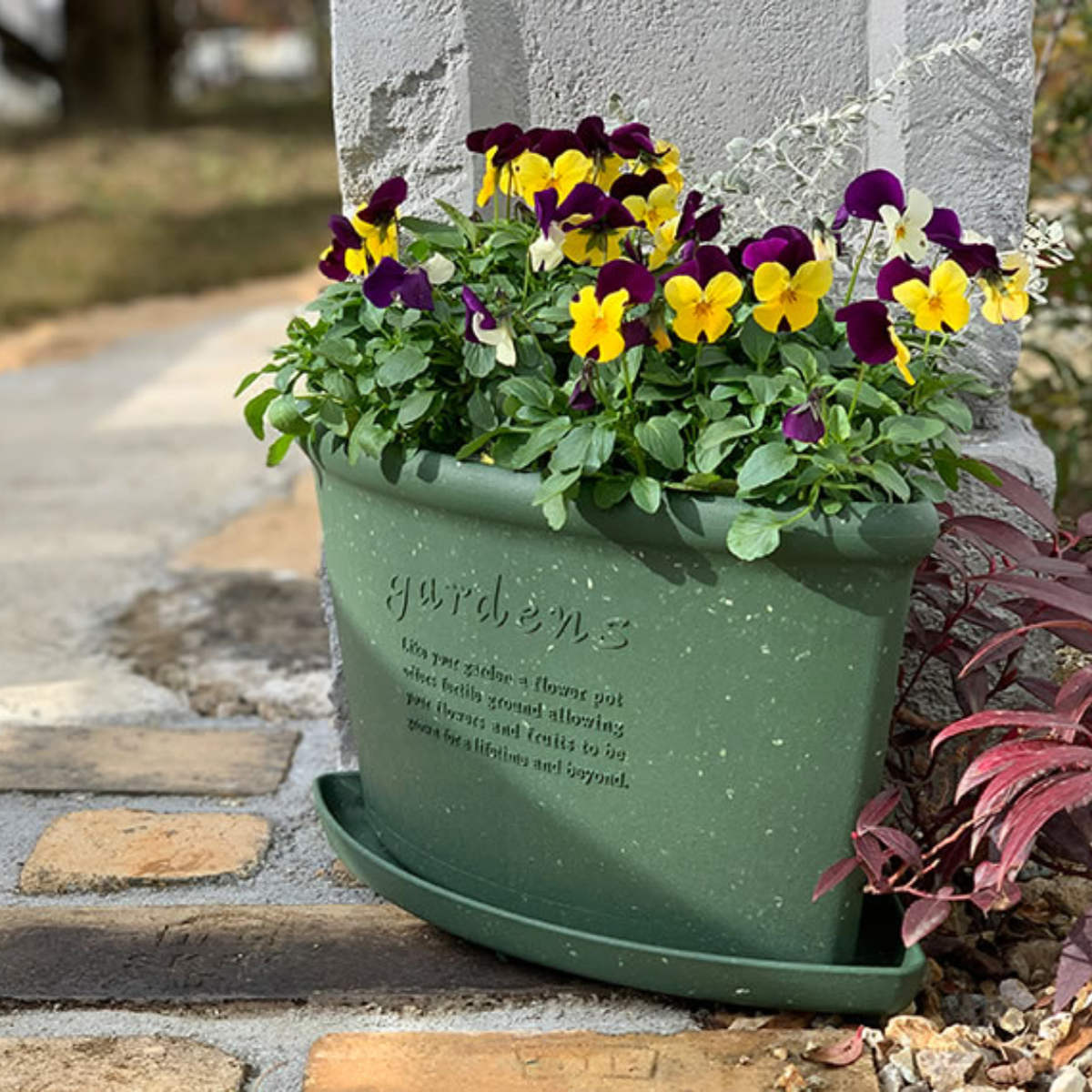 受け皿 コーナーエコプレート 古紙入り 幅36.5×奥行26.8cm ( 鉢皿 受皿 プレート 鉢受け皿 水受け皿 水受け プラスチック コーナー 足付き 天然素材 コーナーポット 専用 プラ鉢 角 扇型 エコポット 皿 軽量 おしゃれ ) 【ホワイト】 ホワイト